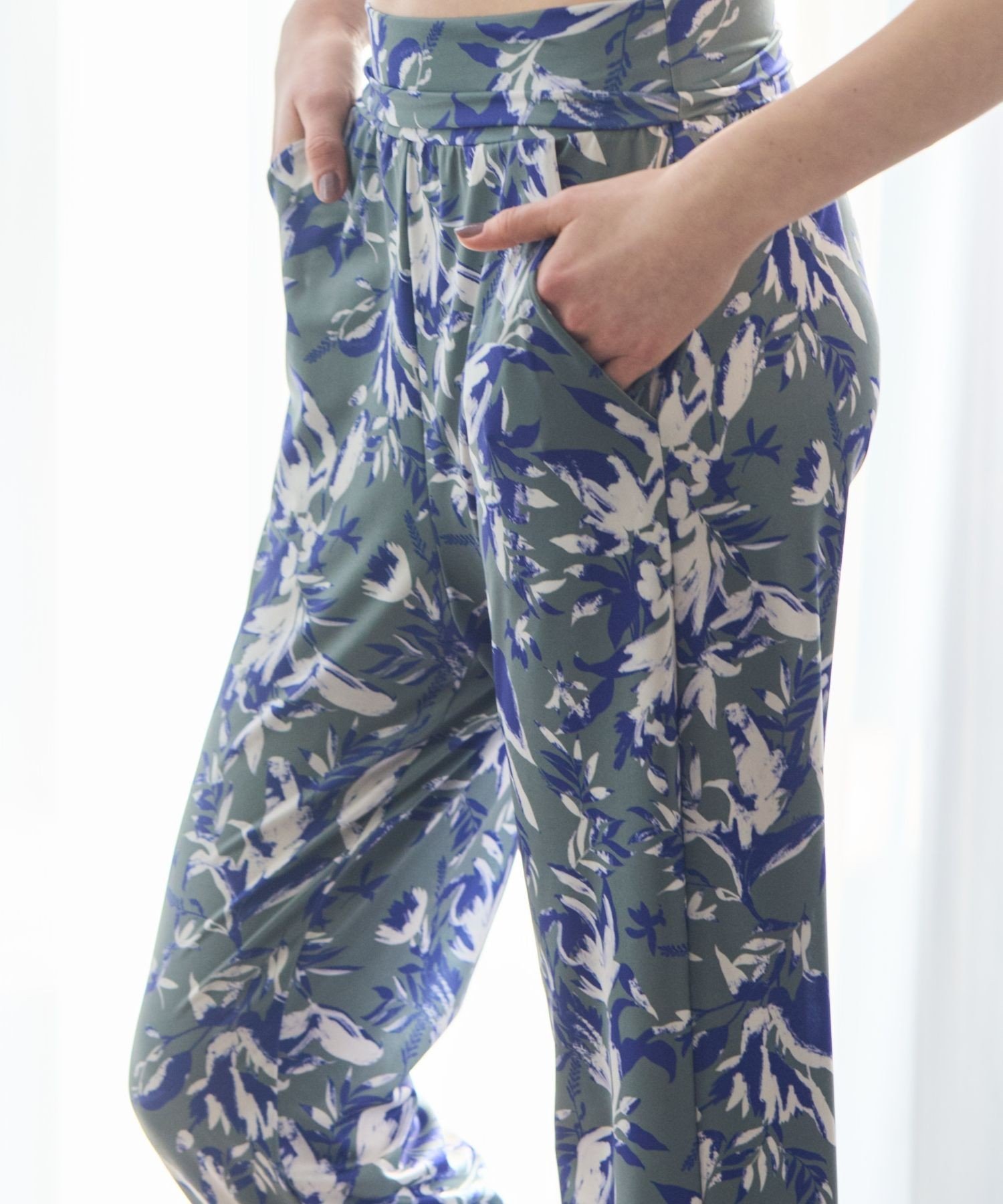 Julier Dusk Flowerプリントセミバルーンパンツ ジュリエ パンツ その他のパンツ グリーン