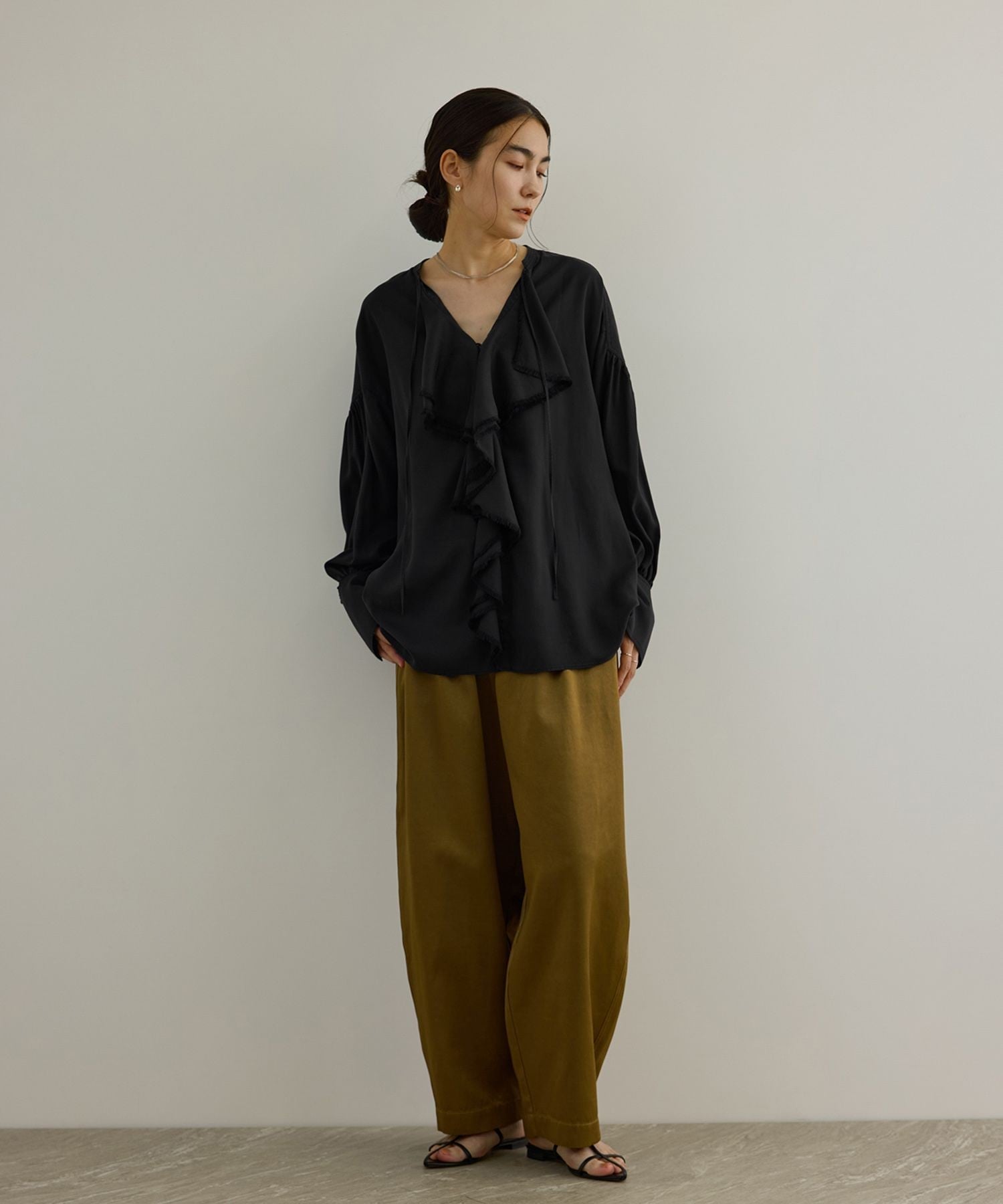 SALON adam et rope' ラッフルフリルブラウス サロン アダム エ ロペ トップス シャツ・ブラウス ホワイト ブラック