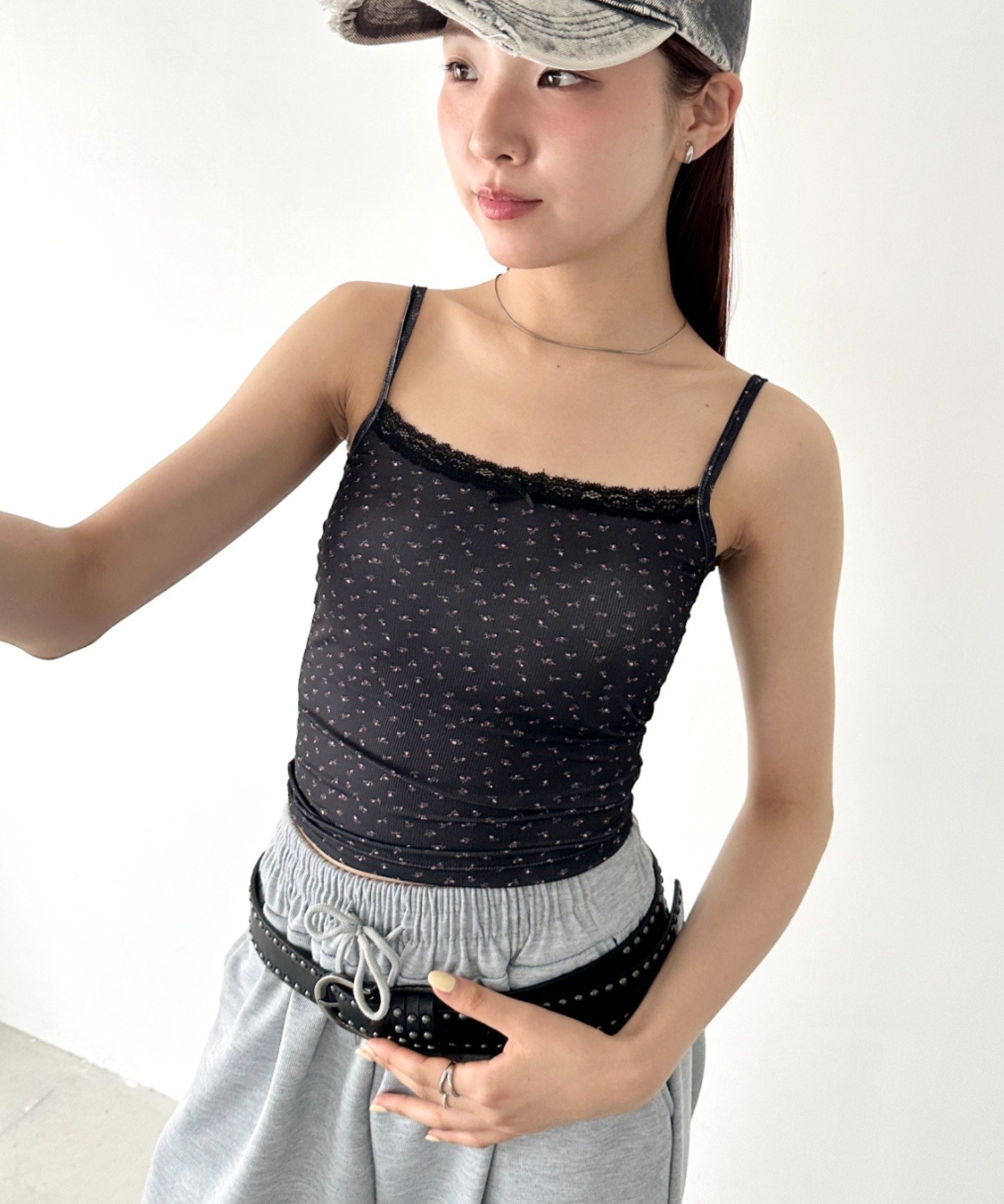 【SALE／47%OFF】Bamm カップ付き小花柄レースキャミソール アウトフィッターラボ トップス キャミソール ホワイト ブラック
