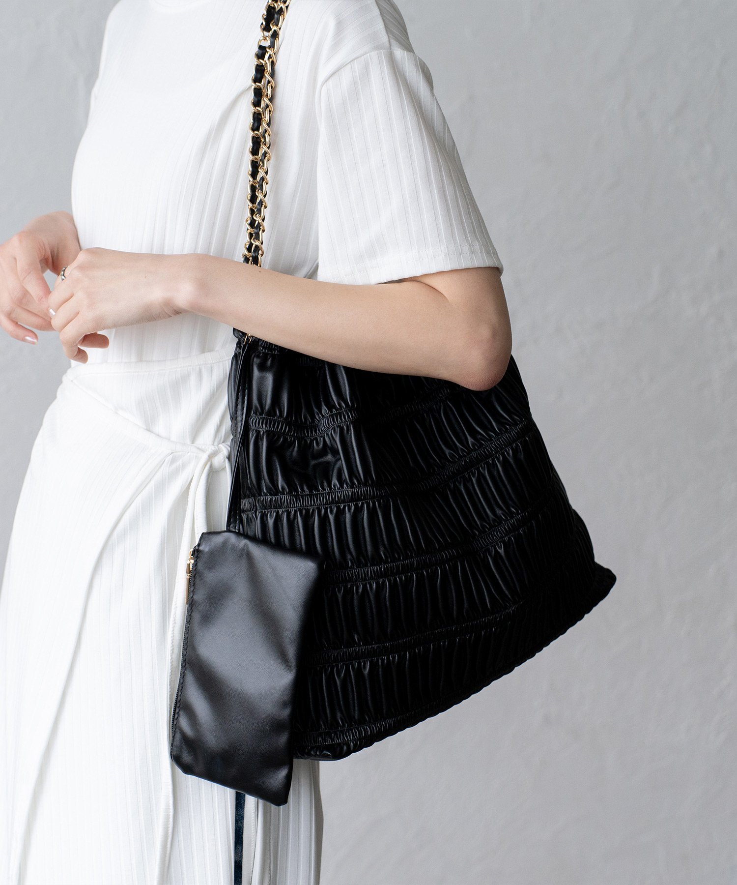 【SALE／33%OFF】aroco プリーツキルティングチェーンショルダーバッグ ヴィータフェリーチェ バッグ ショルダーバッグ ブラック シルバー【送料無料】のサムネイル