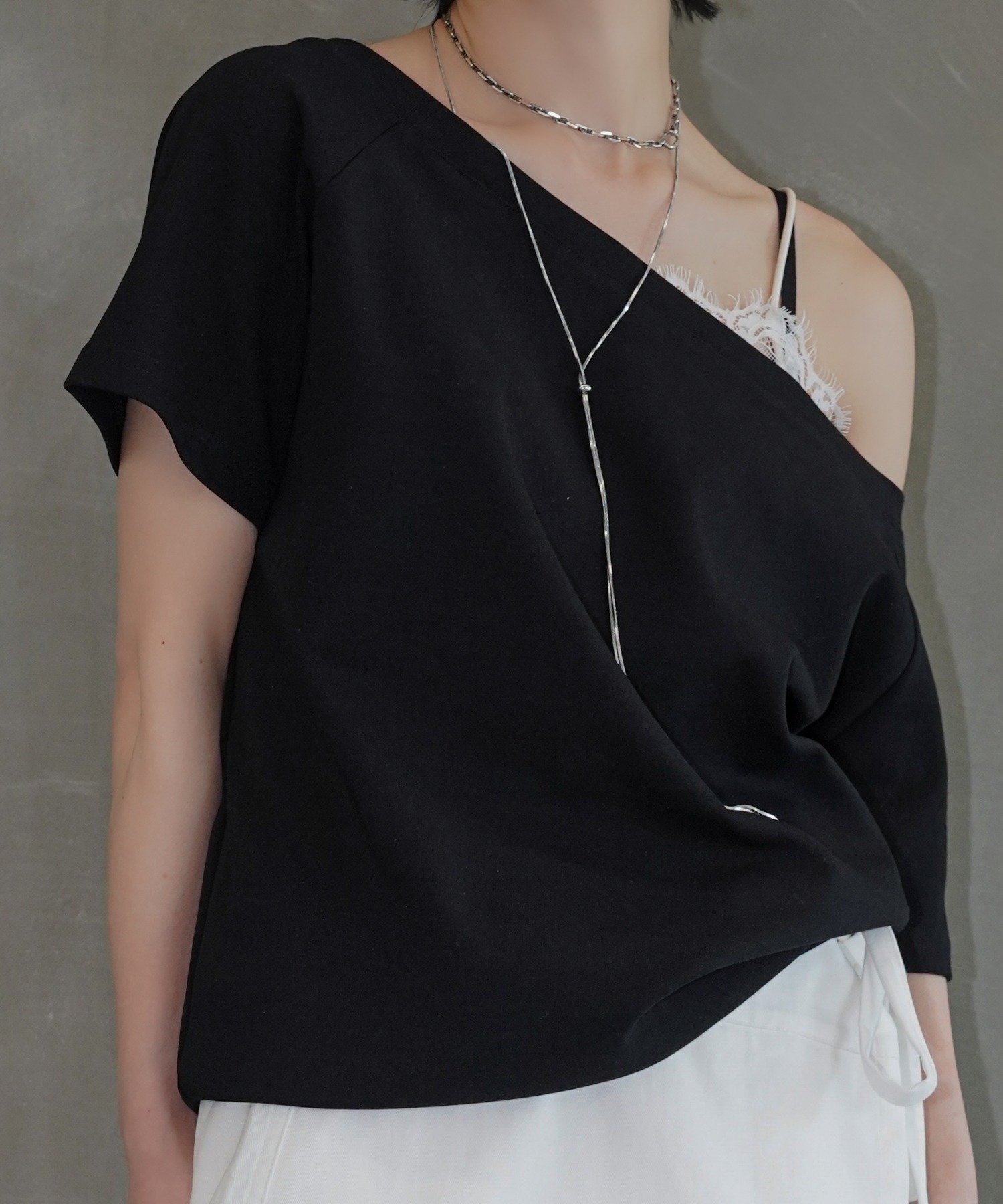 オフショルダードレープTシャツ chw26s178 チュクラ トップス カットソー・Tシャツ ブラック ホワイト