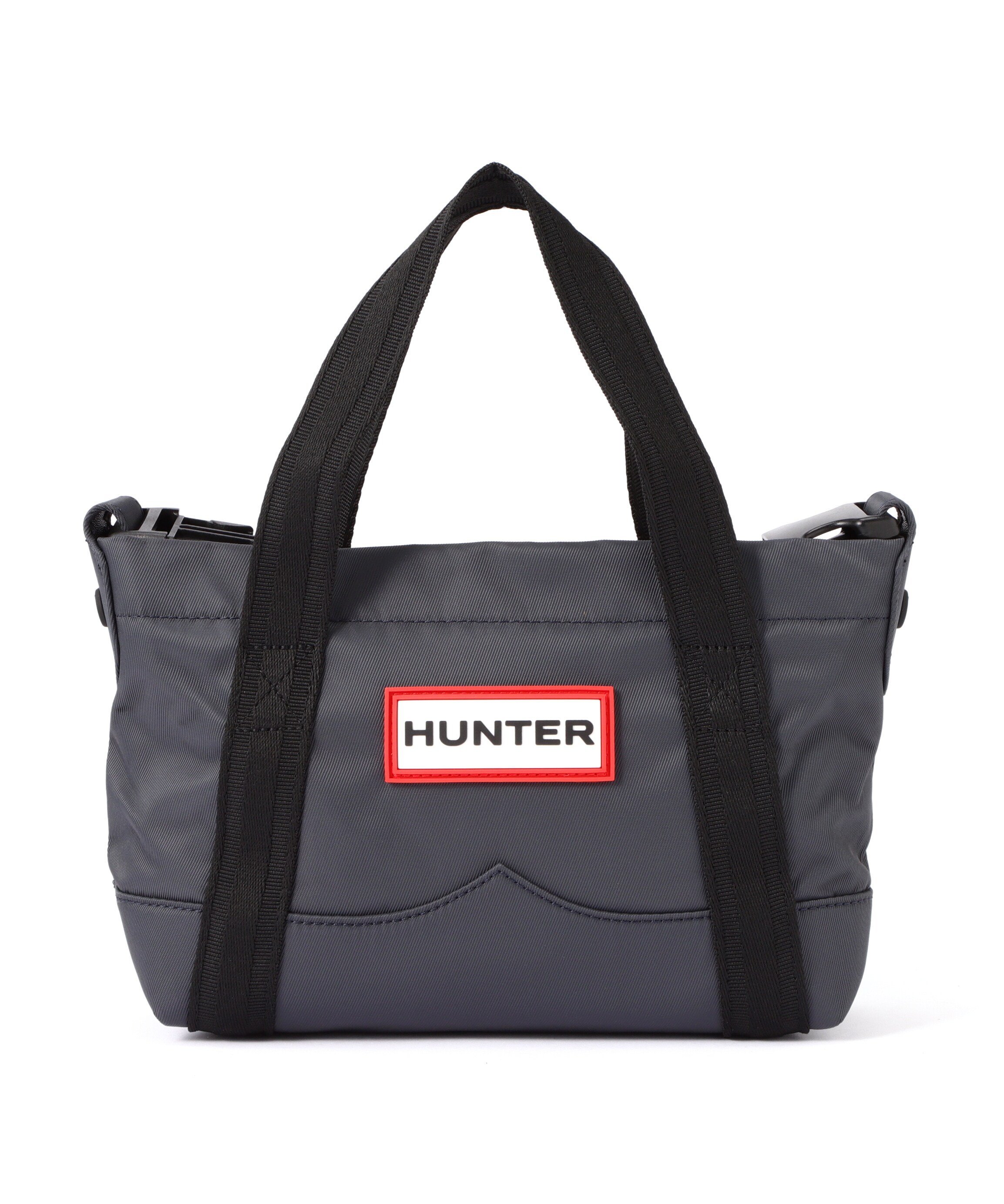 B'2nd（ビーセカンド）HUNTER(ハンター) NYLON TOPCLIP TOTE MINIクロスボディとしても使用可能なミニトート。耐水性のある表地とリサイクルポリエステルの裏地を使用したミニトート。調節可能なストラップ付で、クロスボディバッグとしても使用できます。鍵などの貴重品収納にうれしい内ポケットつきで実用性に長けているのも特徴です。ハンターのトートシリーズの中で最もミニサイズであり、普段使いはもちろんのこと旅行時の貴重品バッグとしてもおすすめ。・耐水性ナイロンツイルの表地・中身の保護を強化する100%リサイクルポリエステルの耐水性裏地・持ち運び用のトップハンドル・快適さと汎用性を高める取り外しと長さ調整が可能なストラップ・サイドクリップディテール・貴重品用の内ポケット・中身の保護力を高める強化されたベース・高さ18cm、奥行き14cm、ベースの幅24cm、トップラインの幅30cm【HUNTER/ハンター】ハンターは、革新的な由緒ある英国伝統ブランド。オリジナル・ブーツはハンター代表作として世界に広く知られている。型番：785-3976861-120-42 HF5736【採寸】F：横(上)29cm、横(底)24cm、高さ18cm、マチ8cm、取手の長さ39cm、ショルダー(調節可)123cm商品のサイズについて【商品詳細】ベトナム製素材：（表地）ナイロン100%サイズ：F※画面上と実物では多少色具合が異なって見える場合もございます。ご了承ください。商品のカラーについて 【予約商品について】 ※「先行予約販売中」「予約販売中」をご注文の際は予約商品についてをご確認ください。■重要なお知らせ※ 当店では、ギフト配送サービス及びラッピングサービスを行っておりません。ご注文者様とお届け先が違う場合でも、タグ（値札）付「納品書 兼 返品連絡票」同梱の状態でお送り致しますのでご了承ください。 ラッピング・ギフト配送について※ 2点以上ご購入の場合、全ての商品が揃い次第一括でのお届けとなります。お届け予定日の異なる商品をお買い上げの場合はご注意下さい。お急ぎの商品がございましたら分けてご購入いただきますようお願い致します。発送について ※ 買い物カートに入れるだけでは在庫確保されませんのでお早めに購入手続きをしてください。当店では在庫を複数サイトで共有しているため、同時にご注文があった場合、売切れとなってしまう事がございます。お手数ですが、ご注文後に当店からお送りする「ご注文内容の確認メール」をご確認ください。ご注文の確定について ※ Rakuten Fashionの商品ページに記載しているメーカー希望小売価格は、楽天市場「商品価格ナビ」に登録されている価格に準じています。 商品の価格についてB'2ndB'2ndのその他のバッグバッグご注文・お届けについて発送ガイドラッピンググッズ3,980円以上送料無料ご利用ガイド