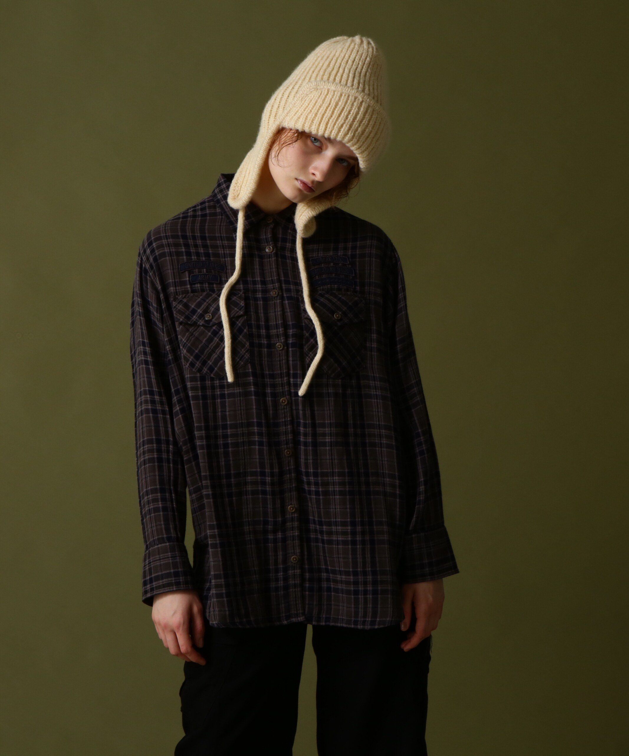 AVIREX（アヴィレックス）DOUBLE GAUZE EMBROIDERY SHIRT/ ダブルガーゼ刺繍シャツ2023AUTUMN&amp;WINTERITEMダブルガーゼのチェックシャツ・肌触りの良い素材・胸ポケット上の刺繍がアクセントに・重ね着しやすいスッキリとしたシルエット■関連アイテム7833216605：DOUBLEGAUZECHECKSKIRTおすすめスタイリング夏の終わりから秋の始めにかけては、タンクトップにさらっと羽織るように着て頂いても◎同素材でスカートのお作りもありますので、セットアップできていただくのもオススメです。【AVIREXBelle/アヴィレックスベル】本格的なミリタリーウェアが持つ機能性とデザインをレディースカジュアルに投影したライン。個性的かつ時代性のあるレディースブランドとして聡明、自由、好奇心、凛として快活な働く大人の女性へ向けたレディスカジュアルを提案しています。型番：783-3220602-410-18 HY5736【採寸】S：バスト114cm、着丈75.5cm、肩幅48cm、袖丈53.5cmM：バスト118cm、着丈77.5cm、肩幅48.5cm、袖丈56cm商品のサイズについて【商品詳細】中国製素材：コットン100%サイズ：S、M手洗い、ドライクリーニング※画面上と実物では多少色具合が異なって見える場合もございます。ご了承ください。商品のカラーについて 【予約商品について】 ※「先行予約販売中」「予約販売中」をご注文の際は予約商品についてをご確認ください。■重要なお知らせ※ 当店では、ギフト配送サービス及びラッピングサービスを行っておりません。ご注文者様とお届け先が違う場合でも、タグ（値札）付「納品書 兼 返品連絡票」同梱の状態でお送り致しますのでご了承ください。 ラッピング・ギフト配送について※ 2点以上ご購入の場合、全ての商品が揃い次第一括でのお届けとなります。お届け予定日の異なる商品をお買い上げの場合はご注意下さい。お急ぎの商品がございましたら分けてご購入いただきますようお願い致します。発送について ※ 買い物カートに入れるだけでは在庫確保されませんのでお早めに購入手続きをしてください。当店では在庫を複数サイトで共有しているため、同時にご注文があった場合、売切れとなってしまう事がございます。お手数ですが、ご注文後に当店からお送りする「ご注文内容の確認メール」をご確認ください。ご注文の確定について ※ Rakuten Fashionの商品ページに記載しているメーカー希望小売価格は、楽天市場「商品価格ナビ」に登録されている価格に準じています。 商品の価格についてAVIREXAVIREXのシャツ・ブラウストップスご注文・お届けについて発送ガイドラッピンググッズ3,980円以上送料無料ご利用ガイド