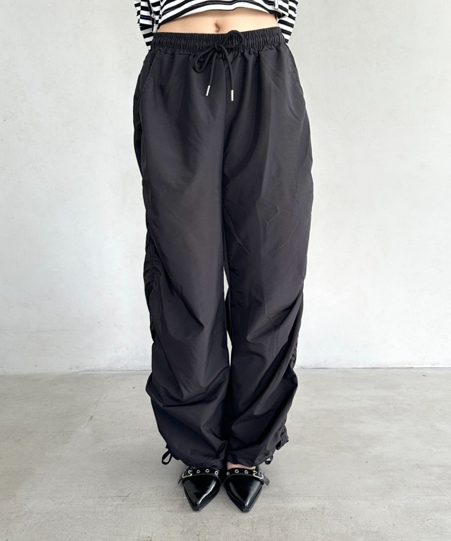 【SALE／36%OFF】Bamm サイドギャザーナイロンカーゴパンツ アウトフィッターラボ パンツ カーゴパンツ ブラック グレー