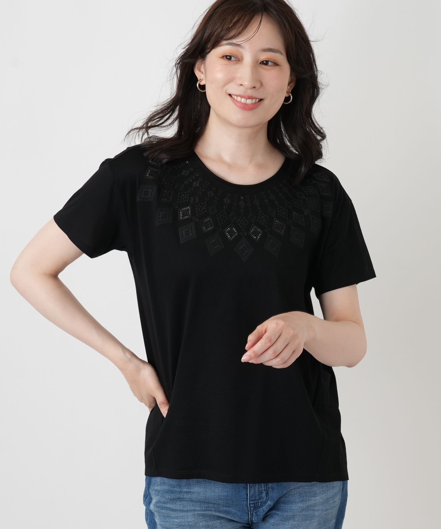 Leilian 刺繍クルーネックカットソー レリアン トップス カットソー・Tシャツ ホワイト ブラック ブルー