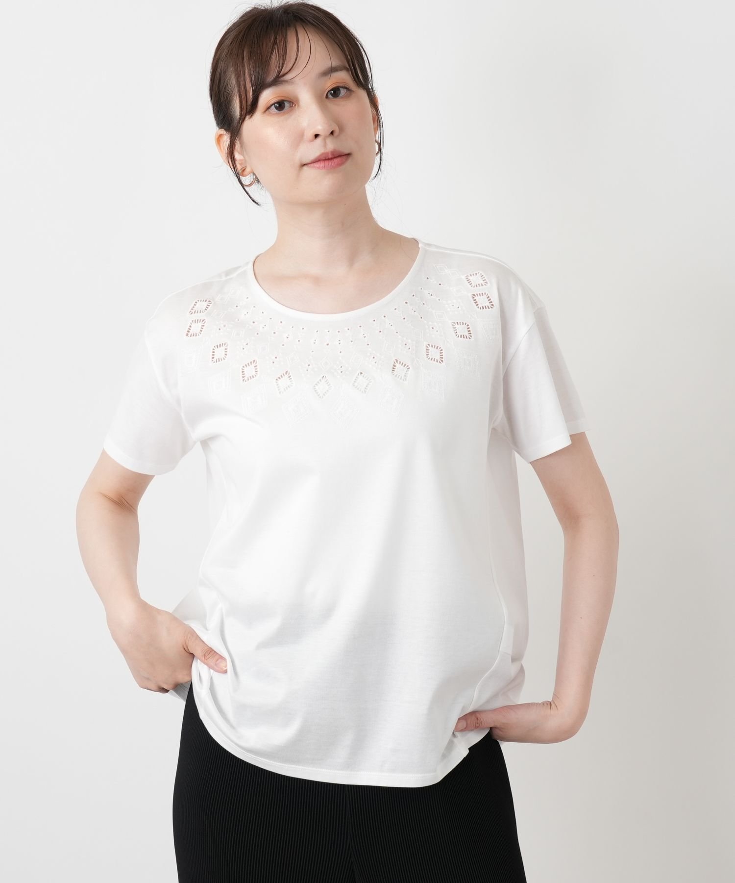Leilian 刺繍クルーネックカットソー レリアン トップス カットソー・Tシャツ ホワイト ブラック ブルー