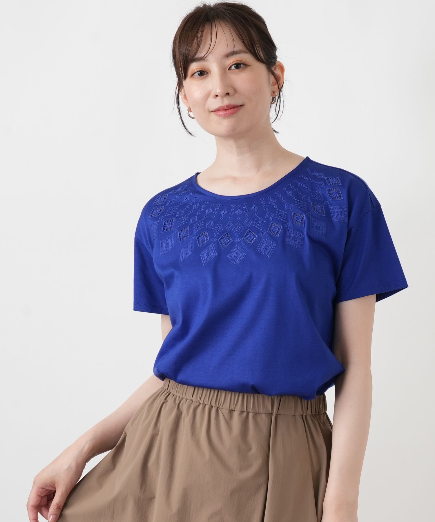 Leilian 刺繍クルーネックカットソー レリアン トップス カットソー・Tシャツ ホワイト ブラック ブルー