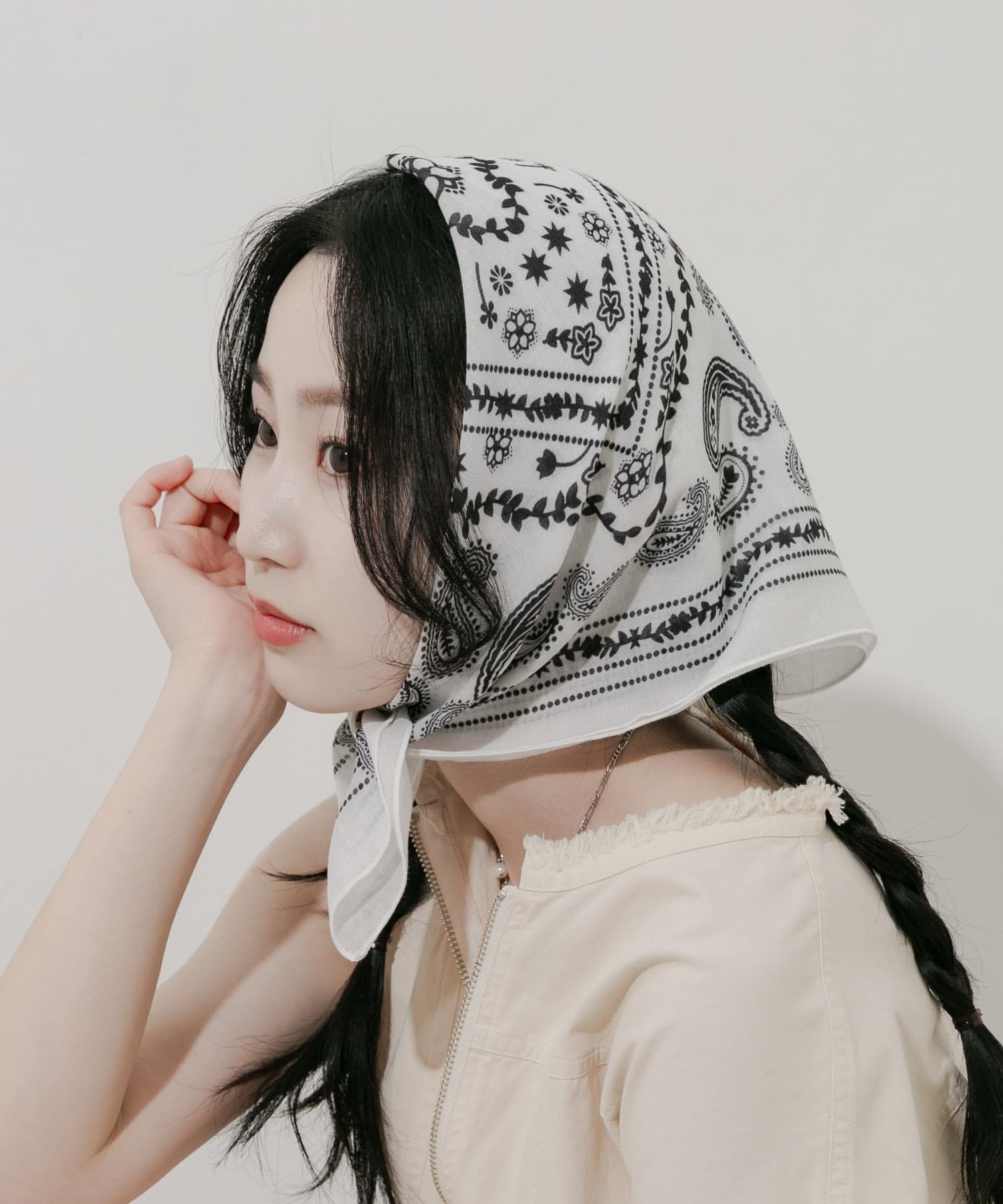 SMELLY ペイズリープリントスカーフ スメリー ファッション雑貨 スカーフ・バンダナ ホワイト ブラックのサムネイル