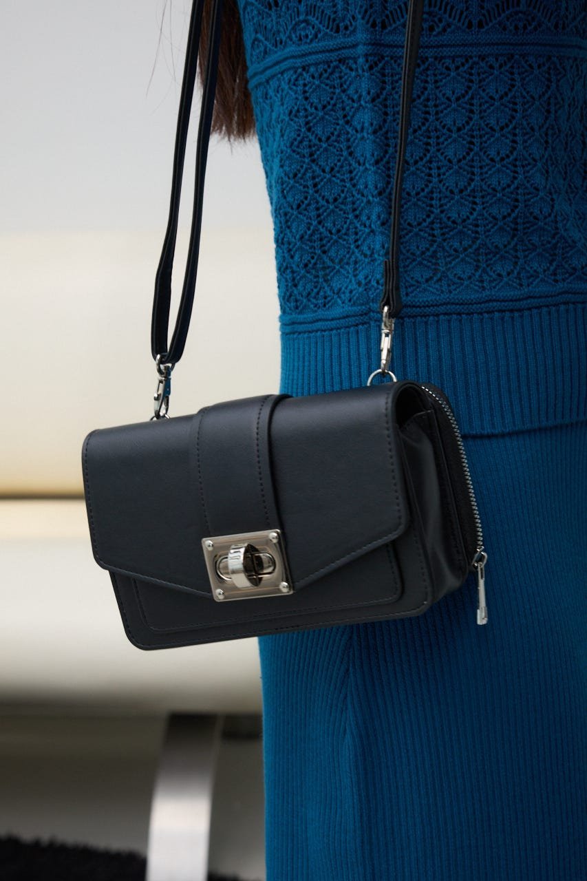 AZUL BY MOUSSY ターンロックフラップウォレットバッグ アズールバイマウジー バッグ その他のバッグ ..