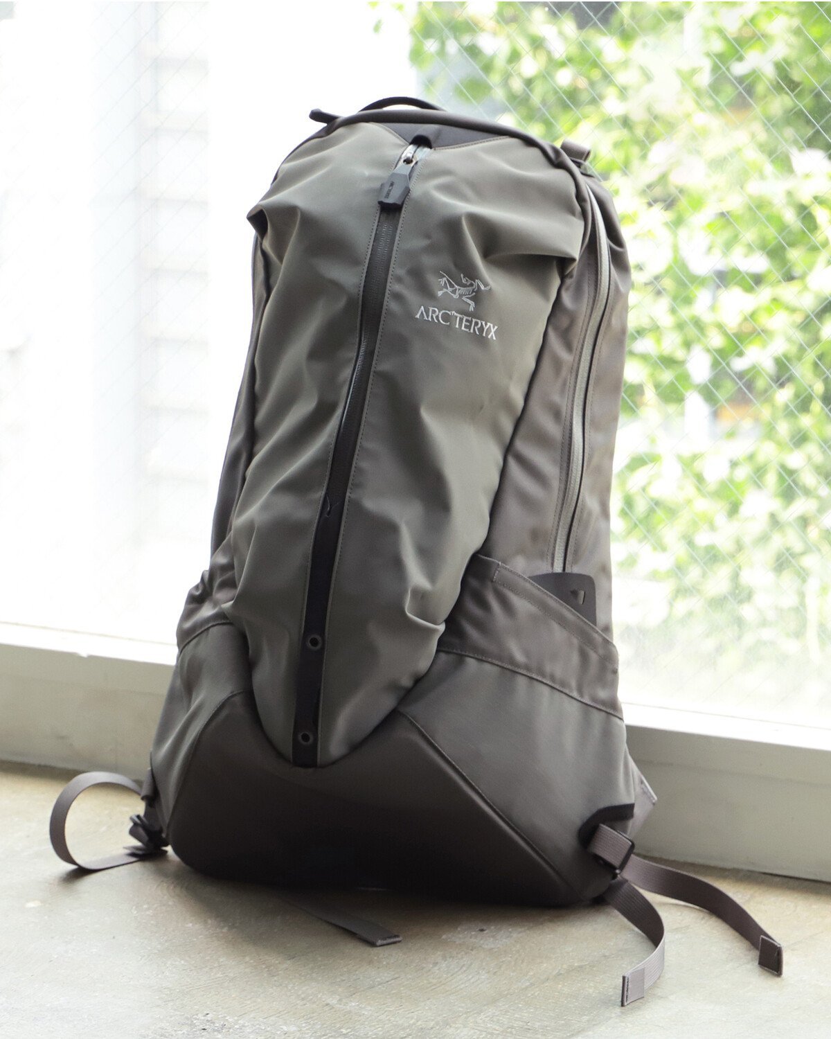 BEAMS MEN 【百名品】ARC'TERYX * BEAMS / 別注 Arro 22 Backpack ビームス メン バッグ リュック/バックパック ベージュ【送料無料】