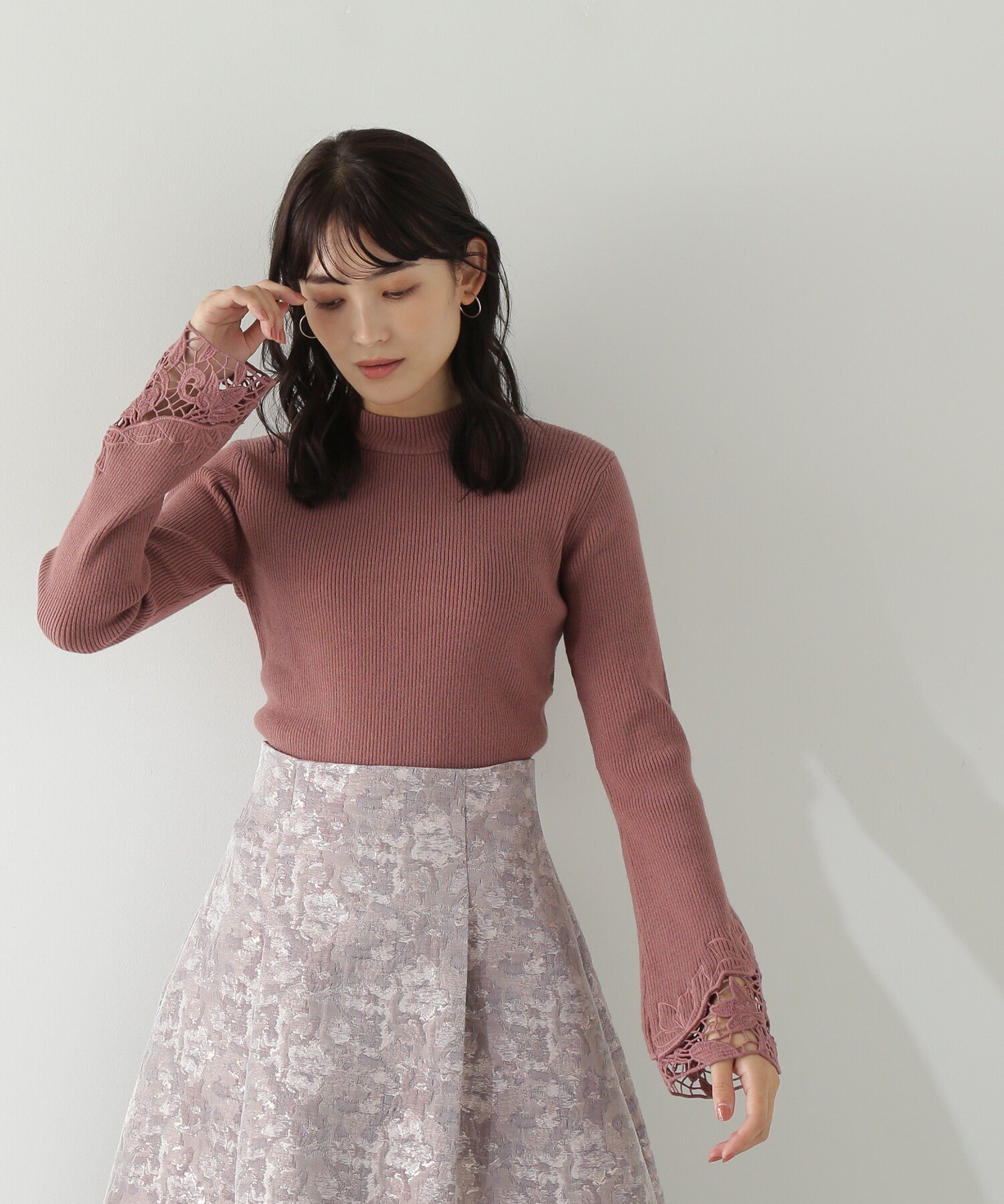 NATURAL BEAUTY BASIC レーススリーブニット23AW ナチュラルビューティベーシック トップス ニット ブラウン ブラック ホワイト【送料無料】のサムネイル