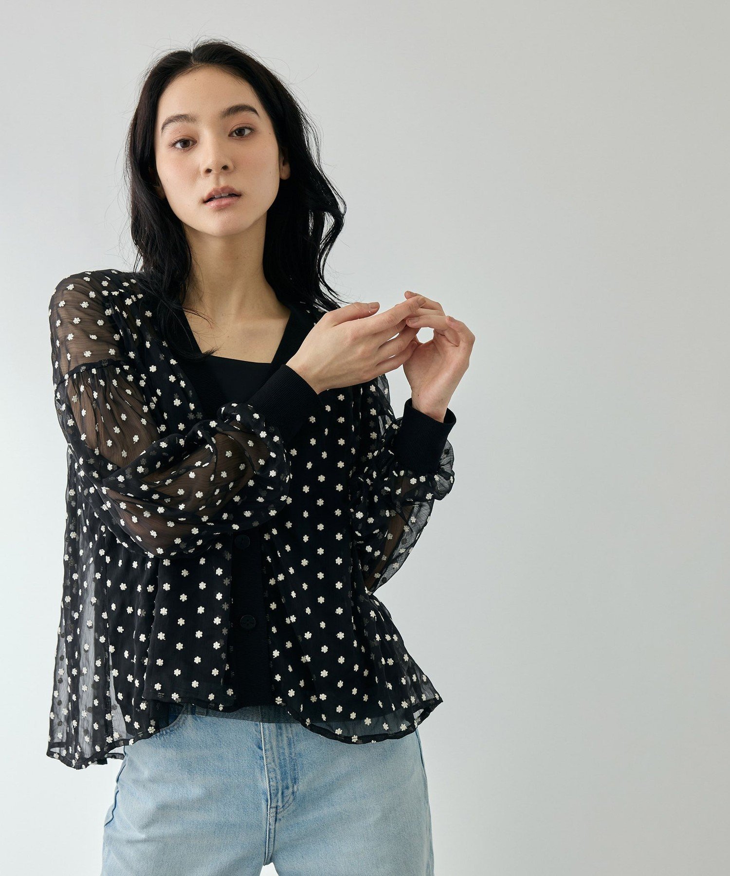 【SALE／50%OFF】QUEENS COURT フラワー刺繍テキスタイルカーディガン クイーンズコート トップス カーディガン ホワイト ブラック