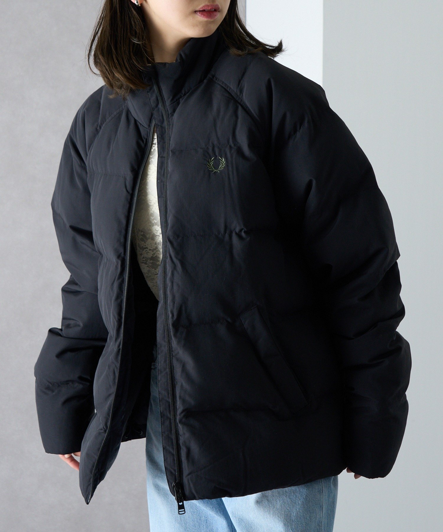 FRED PERRY/RAGLAN SLEEVE PADDED JACKET/フレッドペリー アウター 中綿ジャケット カセットチャート ジャケット・アウター ダウンジャケット・ダウンベスト ブラック