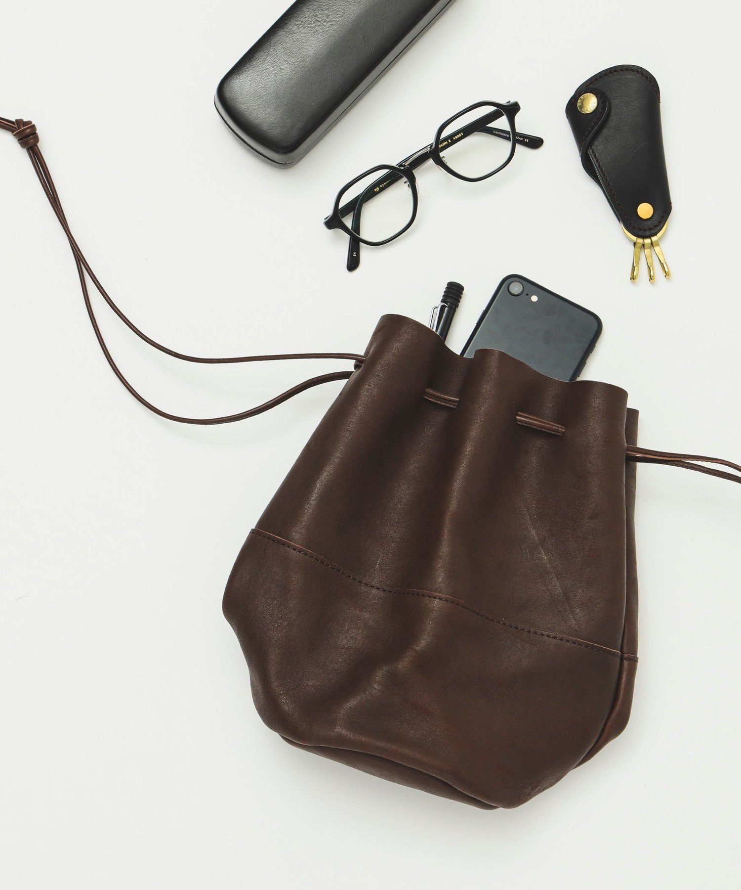 BEAMS PLUS ARTS CRAFTS / VEGETABLE HORSE LEATHER DRAW STRINGS POUCH M ビームス メン 財布 ポーチ ケース 財布 ブラウン ブラック【送料無料】