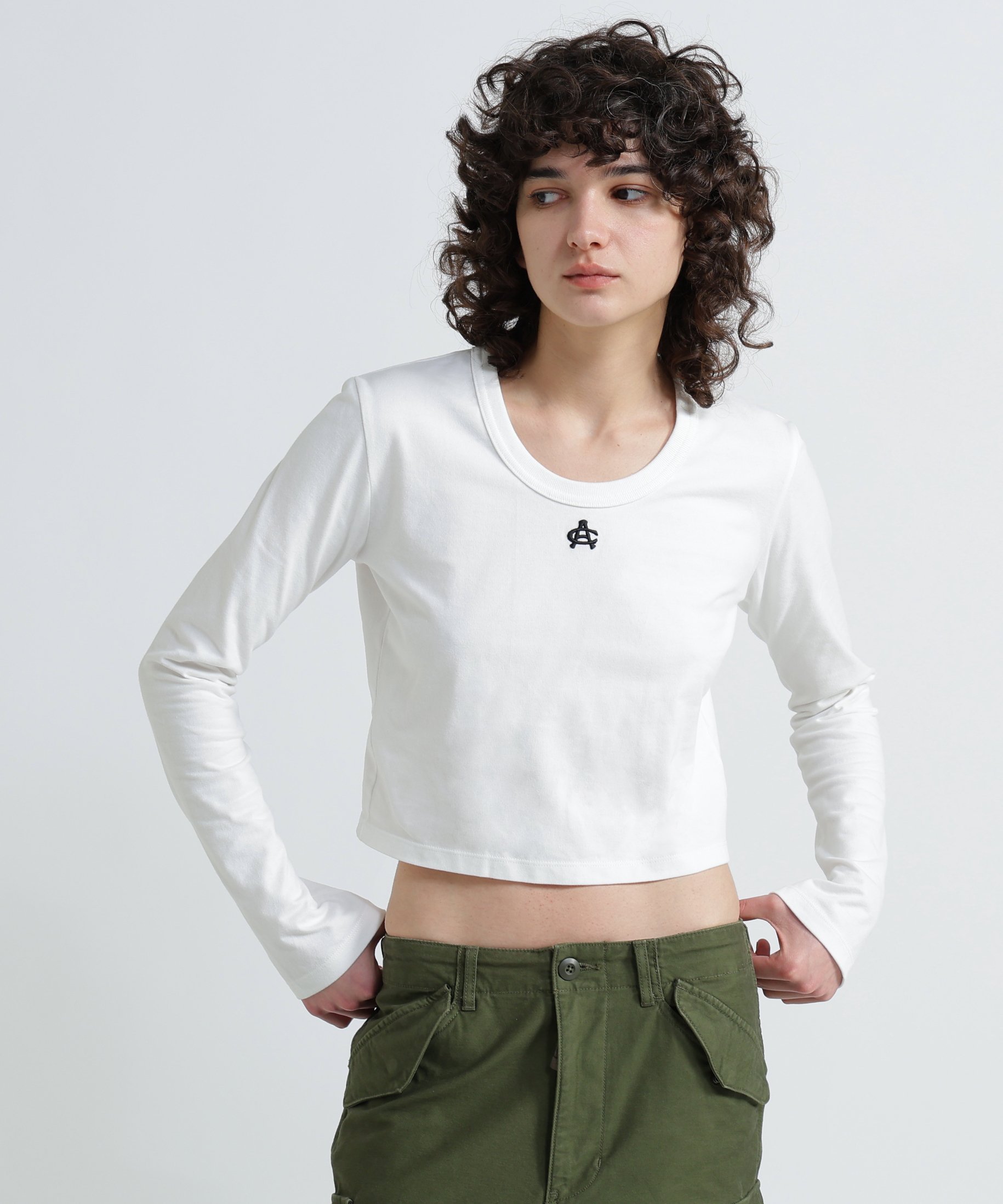 《WOMAN/直営店限定》SHORT EMBROIDERY LOGO T-SHIRT アヴィレックス トップス カットソー・Tシャツ ブラック ホワイト