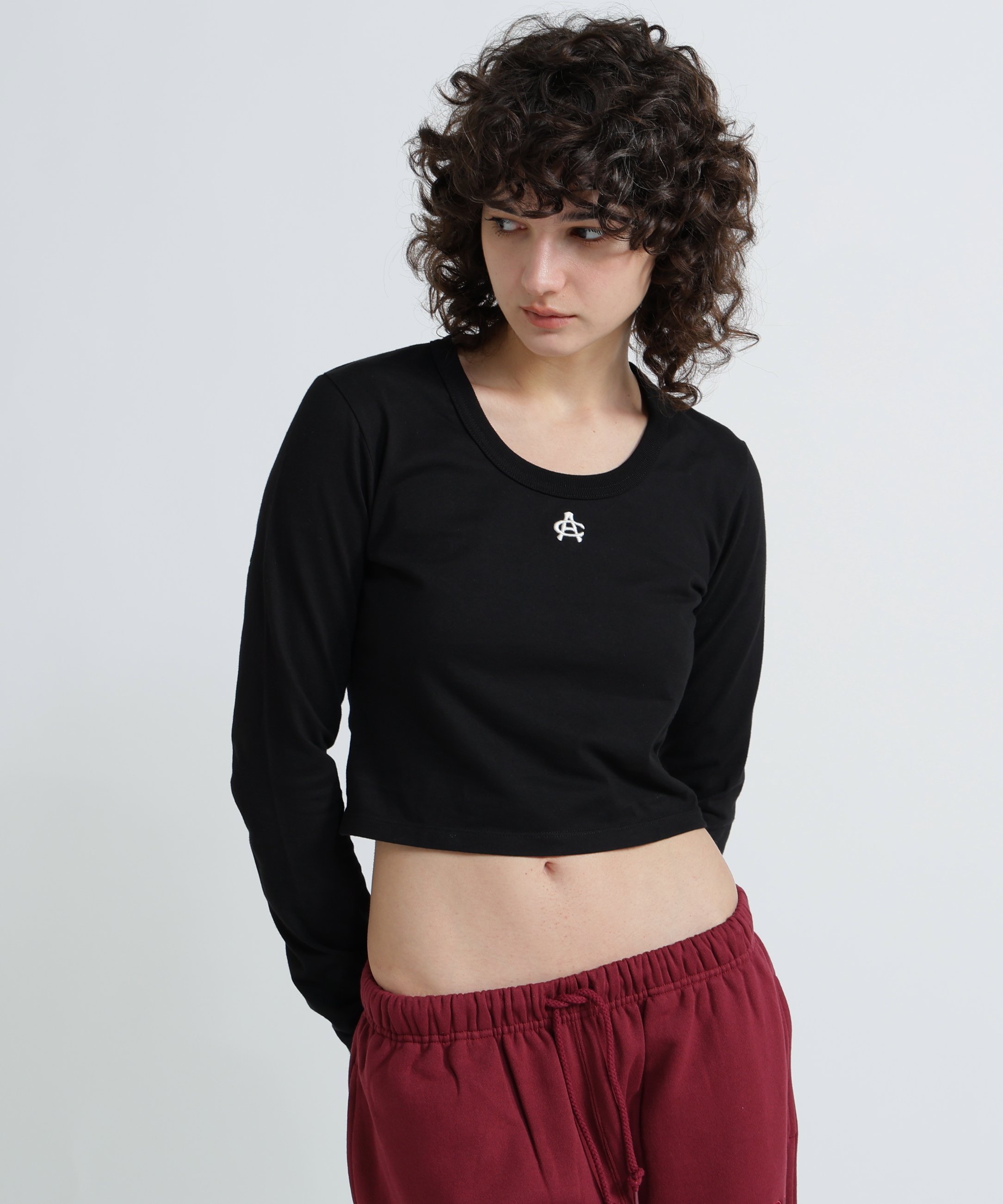 《WOMAN/直営店限定》SHORT EMBROIDERY LOGO T-SHIRT アヴィレックス トップス カットソー・Tシャツ ブラック ホワイト