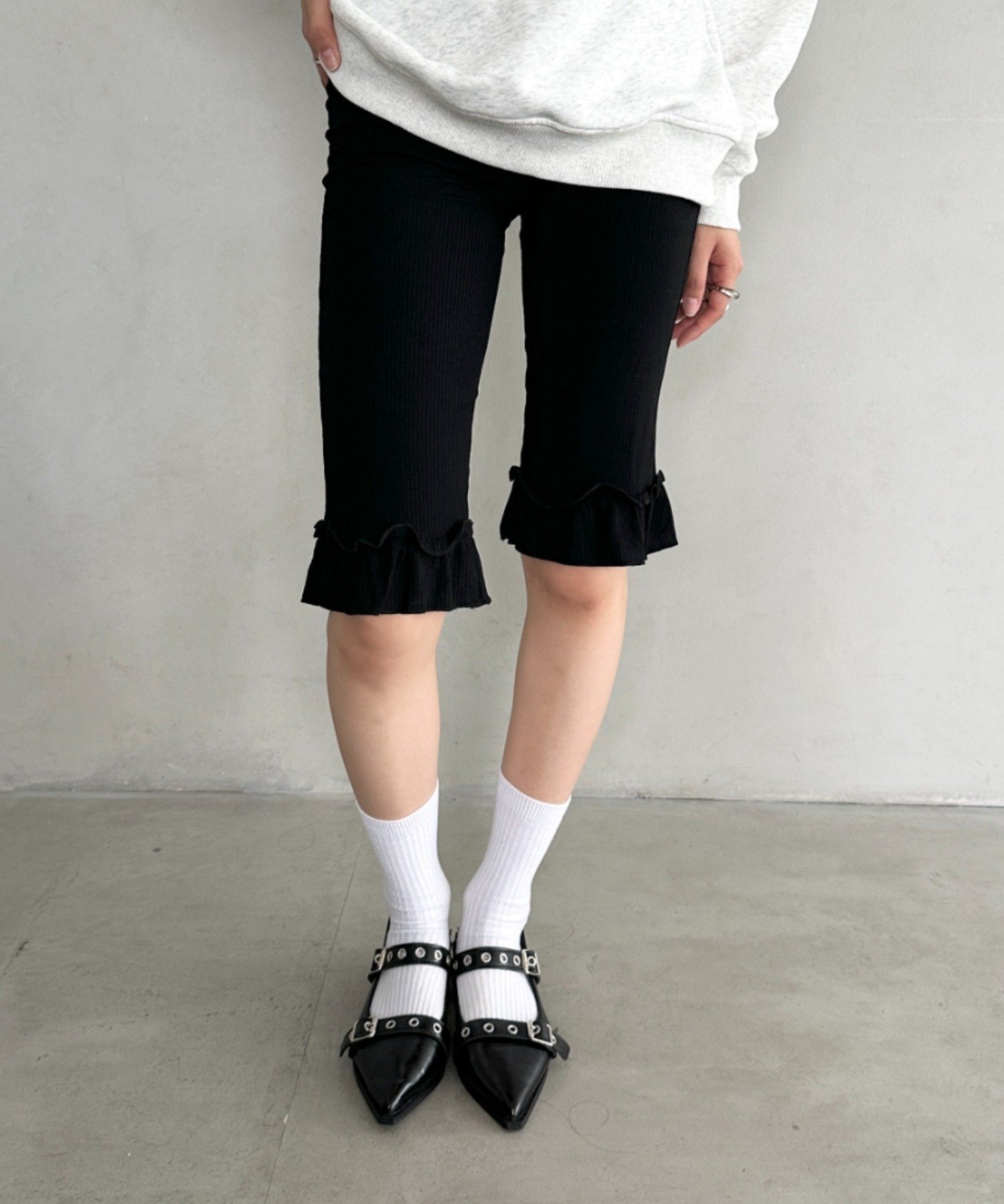 【SALE／25%OFF】Bamm フリルデザインハーフレギンス アウトフィッターラボ パンツ その他のパンツ グレー ブラック