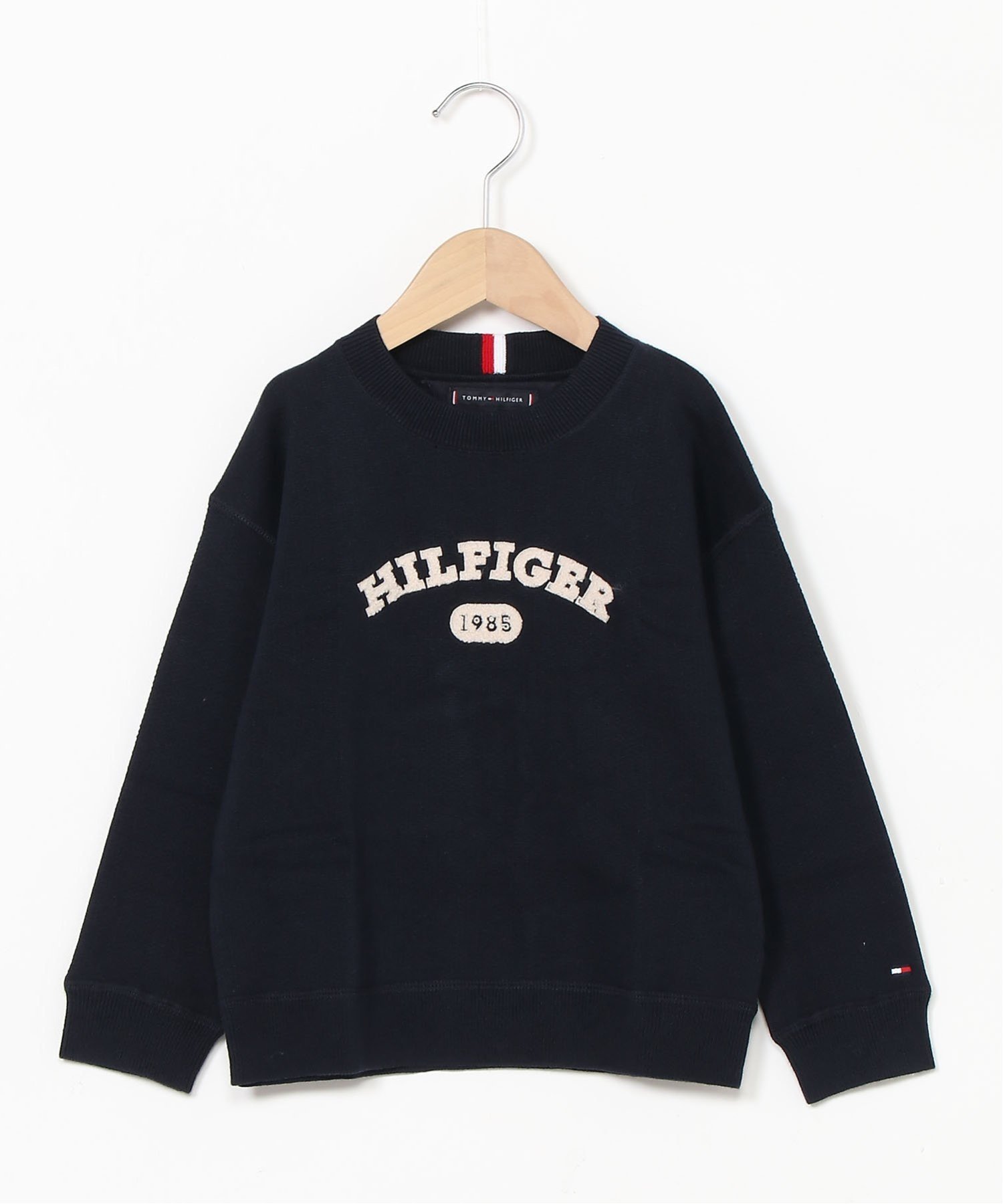 TOMMY HILFIGER（トミーヒルフィガー）(K)TOMMY HILFIGER(トミーヒルフィガー) BOYS テリーニットセーターテリーニットを使用したトレーナーライクなクルーネックセーター。フロントにカーブロゴのサガラ刺しゅう、左袖口にフラッグロゴをあしらいました。シルエットは適度なゆとりをもたせており、ワントップはもちろん、羽織りを合わせたり、長袖インナーを重ねたりと着回しに大活躍してくれます。型番：KB08509-DW5-4 JG6743【採寸】サイズ対応サイズバスト着丈4100.0cm72.0cm40.0cm5110.0cm74.0cm43.0cm7120.0cm76.0cm46.0cm9290.0cm68.0cm36.0cm商品のサイズについて【商品詳細】中国素材：コットン100%装飾部分除外サイズ：4、5、7、92洗濯機洗い可※画面上と実物では多少色具合が異なって見える場合もございます。ご了承ください。商品のカラーについて 【予約商品について】 ※「先行予約販売中」「予約販売中」をご注文の際は予約商品についてをご確認ください。TOMMY HILFIGER（トミーヒルフィガー）(K)TOMMY HILFIGER(トミーヒルフィガー) BOYS テリーニットセーターテリーニットを使用したトレーナーライクなクルーネックセーター。フロントにカーブロゴのサガラ刺しゅう、左袖口にフラッグロゴをあしらいました。シルエットは適度なゆとりをもたせており、ワントップはもちろん、羽織りを合わせたり、長袖インナーを重ねたりと着回しに大活躍してくれます。型番：KB08509-DW5-4 JG6743【採寸】サイズ対応サイズバスト着丈4100.0cm72.0cm40.0cm5110.0cm74.0cm43.0cm7120.0cm76.0cm46.0cm9290.0cm68.0cm36.0cm商品のサイズについて【商品詳細】中国素材：コットン100%装飾部分除外サイズ：4、5、7、92洗濯機洗い可※画面上と実物では多少色具合が異なって見える場合もございます。ご了承ください。商品のカラーについて 【予約商品について】 ※「先行予約販売中」「予約販売中」をご注文の際は予約商品についてをご確認ください。■重要なお知らせ※ 当店では、ギフト配送サービス及びラッピングサービスを行っておりません。ご注文者様とお届け先が違う場合でも、タグ（値札）付「納品書 兼 返品連絡票」同梱の状態でお送り致しますのでご了承ください。 ラッピング・ギフト配送について※ 2点以上ご購入の場合、全ての商品が揃い次第一括でのお届けとなります。お届け予定日の異なる商品をお買い上げの場合はご注意下さい。お急ぎの商品がございましたら分けてご購入いただきますようお願い致します。発送について ※ 買い物カートに入れるだけでは在庫確保されませんのでお早めに購入手続きをしてください。当店では在庫を複数サイトで共有しているため、同時にご注文があった場合、売切れとなってしまう事がございます。お手数ですが、ご注文後に当店からお送りする「ご注文内容の確認メール」をご確認ください。ご注文の確定について ※ Rakuten Fashionの商品ページに記載しているメーカー希望小売価格は、楽天市場「商品価格ナビ」に登録されている価格に準じています。 商品の価格についてTOMMY HILFIGERTOMMY HILFIGERのニットトップスご注文・お届けについて発送ガイドラッピンググッズ3,980円以上送料無料ご利用ガイド