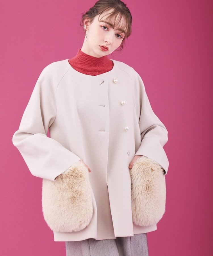 Couture Brooch 【フェイクファー付け外し可能】フェイクファーポケットハーフコート クチュールブローチ ジャケット・アウター その他のジャケット・アウター ベージュ ブルー【送料無料】のサムネイル