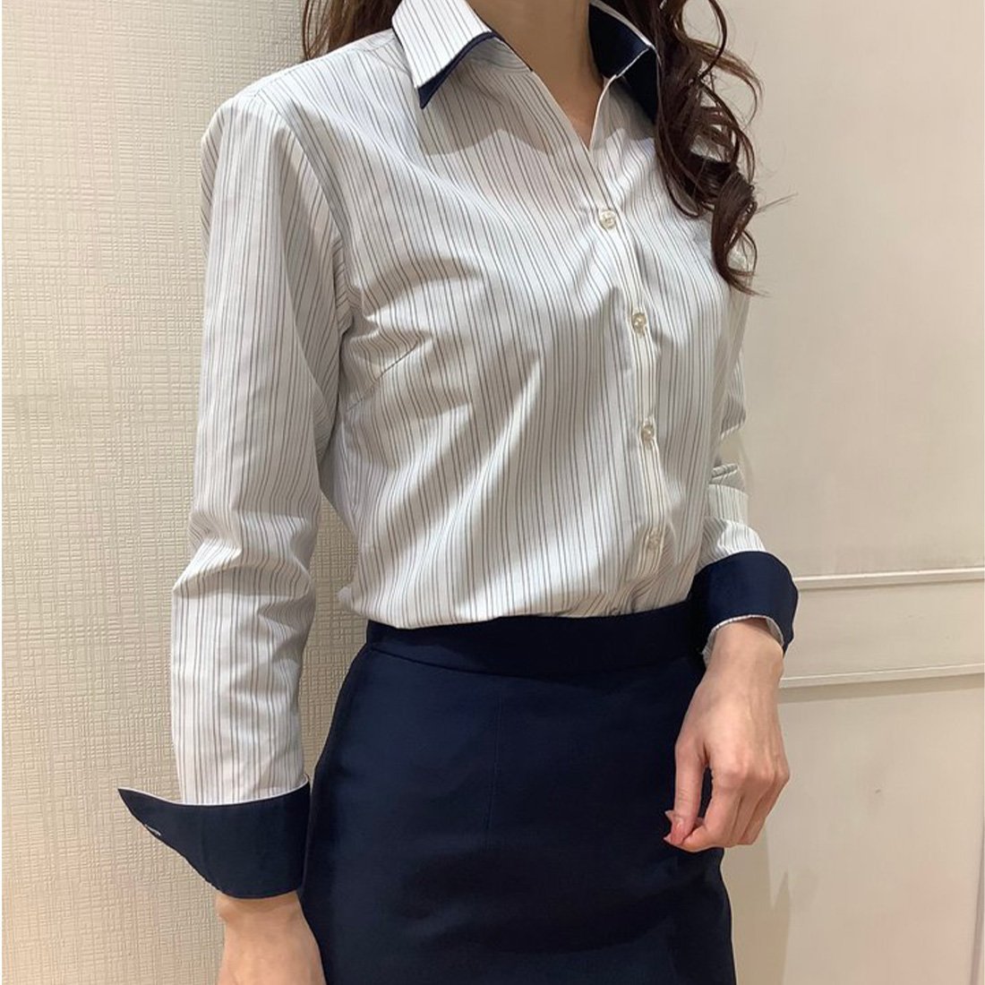 TOKYO SHIRTS（トーキョーシャツ）形態安定 スキッパーカラー 長袖レディースシャツ衿羽根が2枚でボリュームがあり人目を惹くお洒落なダブルカラー。アクセやスカーフなどの小物無しでも衿回りの華やかさを演出できます。自宅で取扱い楽ちんのポリエステル×綿のワイシャツは、忙しいビジネスウーマンに選ばれる一枚です。クリーニングに出さずに自宅で取り扱うことでダメージを軽減し、長期間ご愛用頂けます。【衿型】スキッパー　ダブル衿（衿羽根小さめ）【仕様】カフリンクス使用可能前身頃ダーツなし・後身頃ダーツ入り台衿内側・カフス裏側・下衿羽根：別布仕様【BRICKHOUSEbyTokyoShirts/ブリックハウスバイトウキョウシャツ】業界トップ水準を誇るノーアイロンの形態安定加工は自宅で洗濯可能でお手入れ簡単！高度な縫製技術を用いた高付加価値シャツでありながら選ぶことを気軽に楽しめます。ベーシックから多様なデザインまで幅広いバリエーションで豊富なサイズ展開で、ディテールの隅々にまで織り込んで一枚一枚丁寧に仕立てられたシャツです。型番：BL01I104AB14K10-53-050 KH4747【採寸】■レディースドレスシャツ(長袖)■【XS】衿回り / 35 肩幅 / 36 バスト / 89 ウエスト / 74 着丈 / 63 長袖裄丈 / 73【S】衿回り / 36 肩幅 / 38 バスト / 92 ウエスト / 79 着丈 / 64 長袖裄丈 / 76【M】衿回り / 37 肩幅 / 40 バスト / 95 ウエスト / 83 着丈 / 64 長袖裄丈 / 77【L】衿回り / 38 肩幅 / 42 バスト / 100 ウエスト / 89 着丈 / 65 長袖裄丈 / 78【LL】衿回り / 39 肩幅 / 44 バスト / 105 ウエスト / 95 着着丈 / 65 長袖裄丈 / 79【XL】衿回り / 40 肩幅 / 46 バスト / 116 ウエスト / 106 着丈 / 65 長袖裄丈 / 79※上記「衿回り」は台衿ボタンが付いている衿型の寸法です。商品のサイズについて【商品詳細】ベトナム素材：ポリエステル65% 綿35%サイズ：XS、S、M、L、LL、XL※画面上と実物では多少色具合が異なって見える場合もございます。ご了承ください。商品のカラーについて 【予約商品について】 ※「先行予約販売中」「予約販売中」をご注文の際は予約商品についてをご確認ください。TOKYO SHIRTS（トーキョーシャツ）形態安定 スキッパーカラー 長袖レディースシャツ衿羽根が2枚でボリュームがあり人目を惹くお洒落なダブルカラー。アクセやスカーフなどの小物無しでも衿回りの華やかさを演出できます。自宅で取扱い楽ちんのポリエステル×綿のワイシャツは、忙しいビジネスウーマンに選ばれる一枚です。クリーニングに出さずに自宅で取り扱うことでダメージを軽減し、長期間ご愛用頂けます。【衿型】スキッパー　ダブル衿（衿羽根小さめ）【仕様】カフリンクス使用可能前身頃ダーツなし・後身頃ダーツ入り台衿内側・カフス裏側・下衿羽根：別布仕様【BRICKHOUSEbyTokyoShirts/ブリックハウスバイトウキョウシャツ】業界トップ水準を誇るノーアイロンの形態安定加工は自宅で洗濯可能でお手入れ簡単！高度な縫製技術を用いた高付加価値シャツでありながら選ぶことを気軽に楽しめます。ベーシックから多様なデザインまで幅広いバリエーションで豊富なサイズ展開で、ディテールの隅々にまで織り込んで一枚一枚丁寧に仕立てられたシャツです。型番：BL01I104AB14K10-53-050 KH4747【採寸】■レディースドレスシャツ(長袖)■【XS】衿回り / 35 肩幅 / 36 バスト / 89 ウエスト / 74 着丈 / 63 長袖裄丈 / 73【S】衿回り / 36 肩幅 / 38 バスト / 92 ウエスト / 79 着丈 / 64 長袖裄丈 / 76【M】衿回り / 37 肩幅 / 40 バスト / 95 ウエスト / 83 着丈 / 64 長袖裄丈 / 77【L】衿回り / 38 肩幅 / 42 バスト / 100 ウエスト / 89 着丈 / 65 長袖裄丈 / 78【LL】衿回り / 39 肩幅 / 44 バスト / 105 ウエスト / 95 着着丈 / 65 長袖裄丈 / 79【XL】衿回り / 40 肩幅 / 46 バスト / 116 ウエスト / 106 着丈 / 65 長袖裄丈 / 79※上記「衿回り」は台衿ボタンが付いている衿型の寸法です。商品のサイズについて【商品詳細】ベトナム素材：ポリエステル65% 綿35%サイズ：XS、S、M、L、LL、XL※画面上と実物では多少色具合が異なって見える場合もございます。ご了承ください。商品のカラーについて 【予約商品について】 ※「先行予約販売中」「予約販売中」をご注文の際は予約商品についてをご確認ください。■重要なお知らせ※ 当店では、ギフト配送サービス及びラッピングサービスを行っておりません。ご注文者様とお届け先が違う場合でも、タグ（値札）付「納品書 兼 返品連絡票」同梱の状態でお送り致しますのでご了承ください。 ラッピング・ギフト配送について※ 2点以上ご購入の場合、全ての商品が揃い次第一括でのお届けとなります。お届け予定日の異なる商品をお買い上げの場合はご注意下さい。お急ぎの商品がございましたら分けてご購入いただきますようお願い致します。発送について ※ 買い物カートに入れるだけでは在庫確保されませんのでお早めに購入手続きをしてください。当店では在庫を複数サイトで共有しているため、同時にご注文があった場合、売切れとなってしまう事がございます。お手数ですが、ご注文後に当店からお送りする「ご注文内容の確認メール」をご確認ください。ご注文の確定について ※ Rakuten Fashionの商品ページに記載しているメーカー希望小売価格は、楽天市場「商品価格ナビ」に登録されている価格に準じています。 商品の価格についてTOKYO SHIRTSTOKYO SHIRTSのYシャツ・カッターシャツスーツ・フォーマルご注文・お届けについて発送ガイドラッピンググッズ3,980円以上送料無料ご利用ガイド