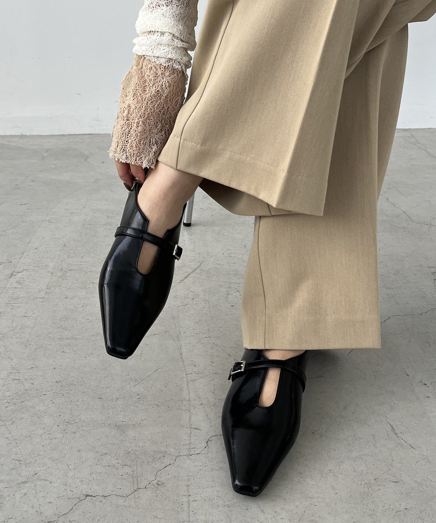 CAPRICIEUX LE'MAGE ベルテッドスリットシューズ カプリシュ　レマージュ シューズ・靴 パンプス ブラック【送料無料】のサムネイル