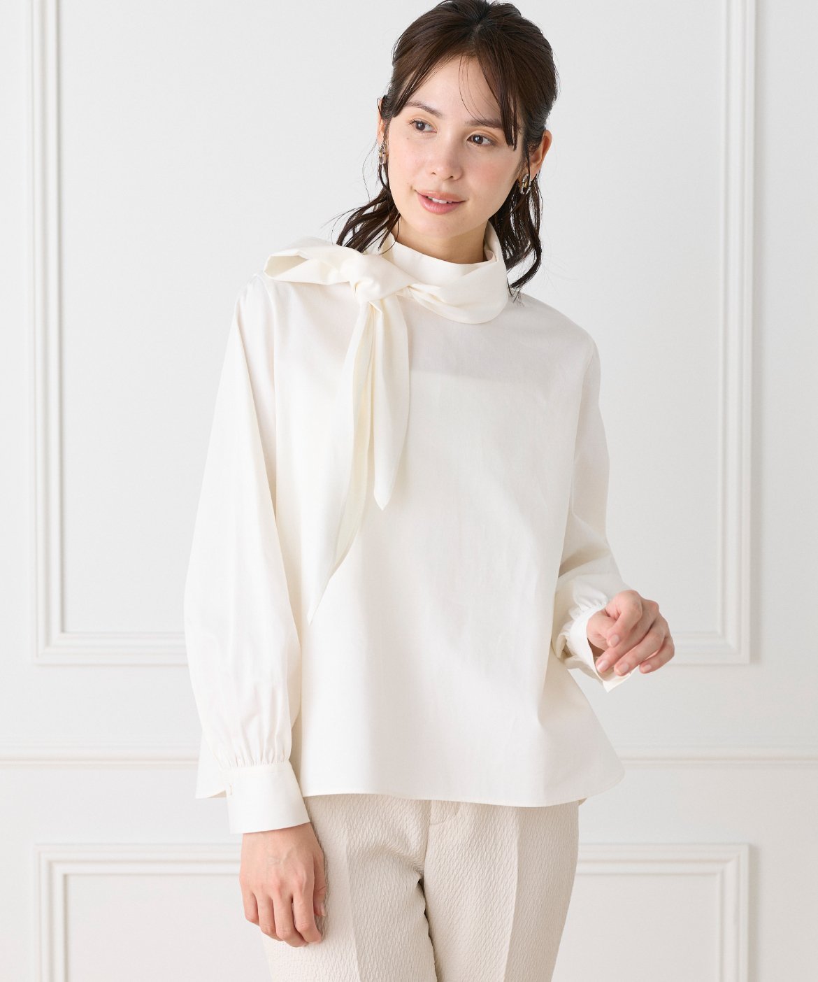 Le Souk ハイネックボウタイ付きブラウス イネド トップス シャツ・ブラウス ネイビー ホワイト