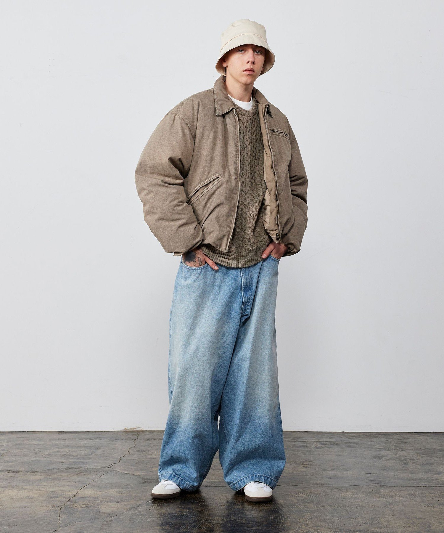 【SALE／40%OFF】BEAMS ワイドショートフィット フェード ダック ダウンジャケット ビームス メン ジャケット・アウター ブルゾン・ジャンパー ブラック【送料無料】