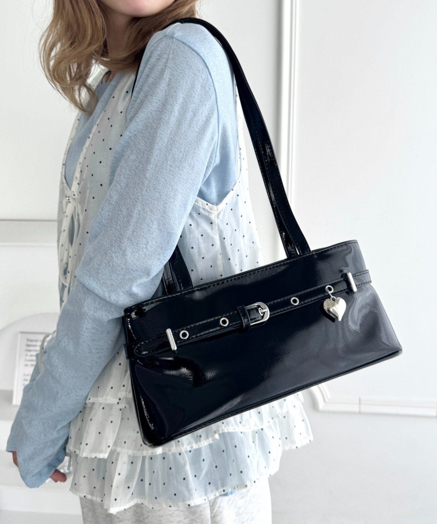 【SALE／25%OFF】Loueme ハートチャームベルトショルダーバッグ アウトフィッターラボ バッグ ショルダーバッグ ピンク ホワイト ブラック