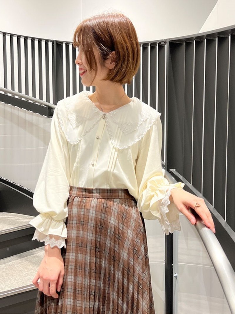 【SALE／33%OFF】axes femme POETIQUE 刺繍ビッグ襟ボリューム袖BL アクシーズファム トップス シャツ・ブラウス ホワイト ブラック ブラウン【送料無料】のサムネイル