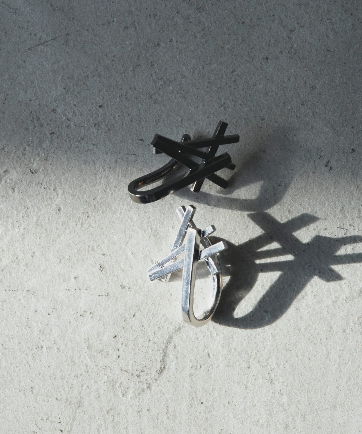 and cloud Overlap Upside Cuff アンドクラウド アクセサリー・腕時計 イヤリング・イヤーカフ ブラック シルバー【送料無料】