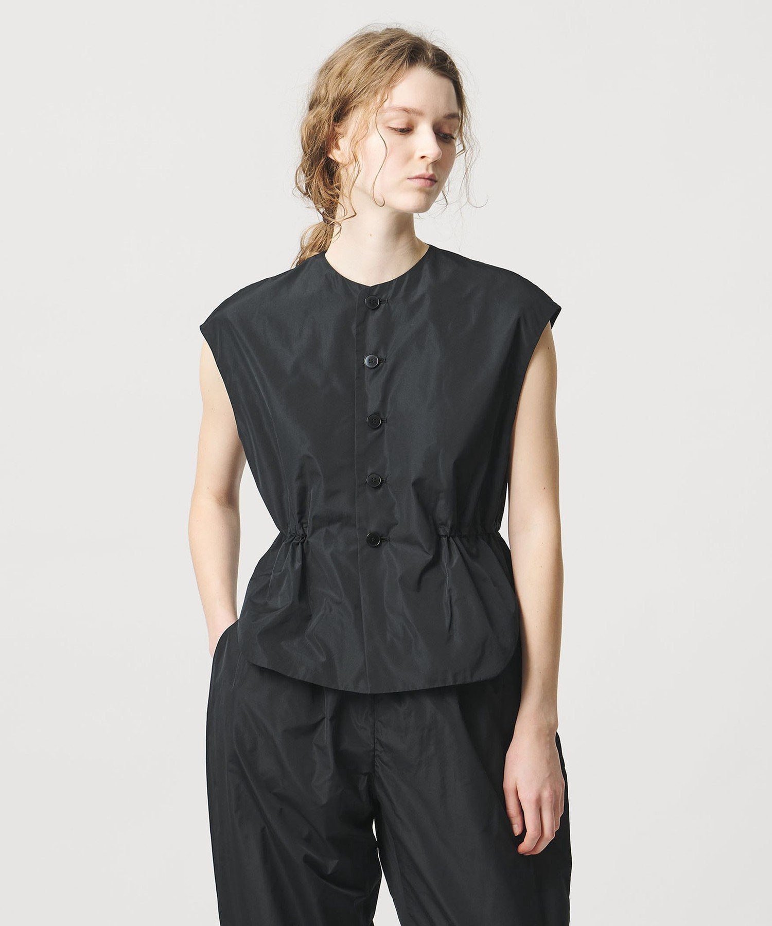 ＜LOEFF＞グロッシー タフタ ベスト ユナイテッドアローズ トップス ベスト・ジレ ブラウン ブラック