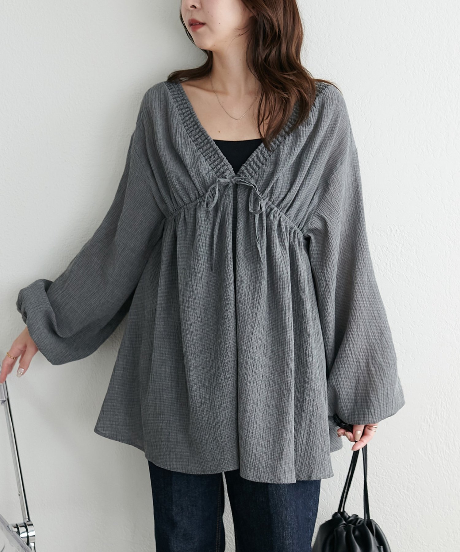 Discoat シャーリングVネックブラウス ディスコート トップス シャツ・ブラウス グレー ホワイト ネイビー【送料無料】のサムネイル