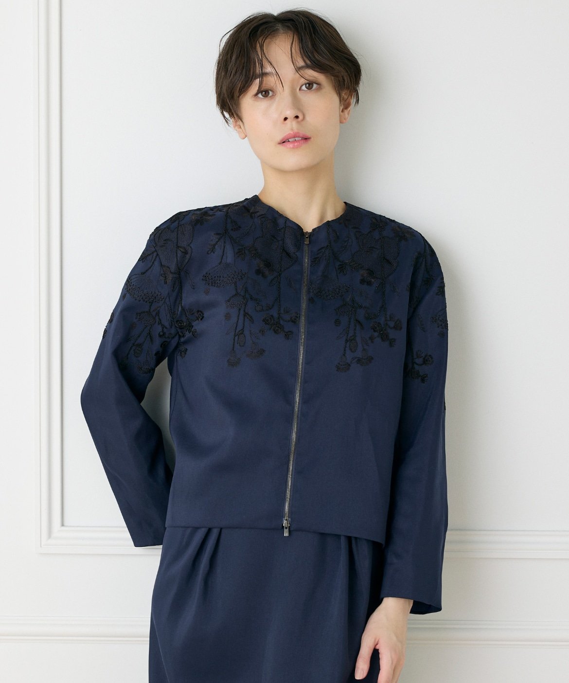 INED フロントジップブルゾン《la veille by SUPERIOR CLOSET》 イネド ジャケット・アウター ブルゾン・ジャンパー ホワイト ネイビー