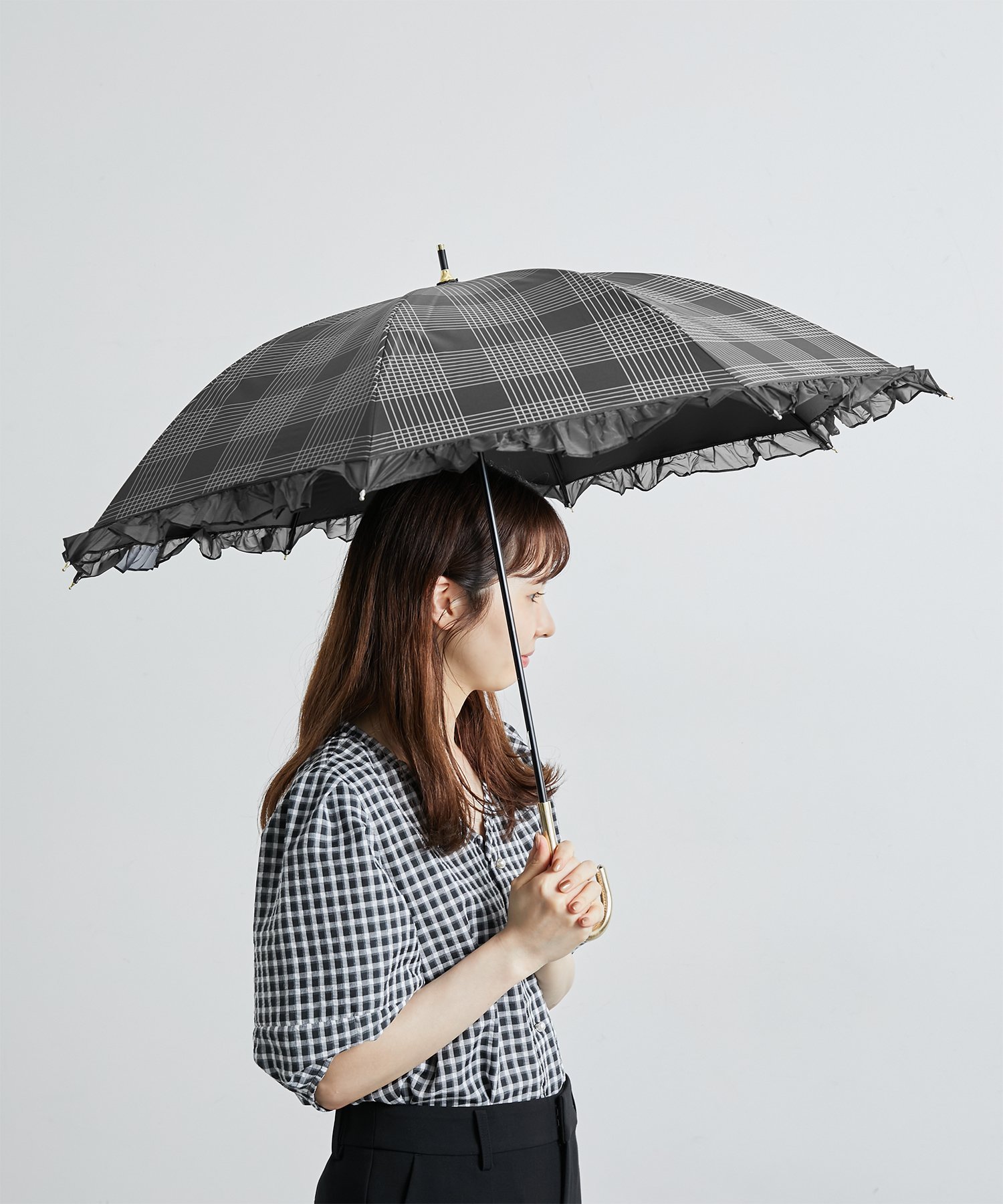 ROPE' PICNIC（ロペピクニック）【Wpc.】晴雨兼用/遮光オーガンジーフリルチェックパラソル細身の手元が美しい。クラシカルなムードを纏った長傘。【デザイン・シルエット】・ノスタルジックなチェック柄のロングアンブレラ。・縁取りのフリルがフェミニンな逸品。・遮光、UVカット機能ありの晴雨兼用。・同シリーズで折り畳みタイプ(品番:GII13190)も展開。【カラー】・ブラック、ホワイト、ベージュの3色展開。・生地裏面カラーは表面と同系色。-----------------------------メーカー品番:81-13223-101完全遮光:100％UVカット率:100％UPF50＋手開き式-----------------------------※撮影時の光、お使いのモニター環境によって色の見え方が違う場合がございます。※UVカット、遮光、遮熱効果を主な目的としておりますが、はっ水加工を施しており雨傘としても使用可能。※記載の紫外線遮蔽（UVカット）率・遮光率は生地の状態での測定値です。製品の刺繍・縫製などUV加工生地以外の部分はその限りではありません。型番：GII13160-01-099 HT5763【採寸】F／全長67.5 ｜ 直径87.2 ｜ その他（重量）310g商品のサイズについて【商品詳細】ブラック（01）：中国｜ホワイト（10）：中国｜ベージュ（27）：中国素材：ブラック（01）：ポリエステル100％（PUコーティング）/切り継ぎ生地:ナイロン100％｜ホワイト（10）：ポリエステル100％（PUコーティング）/切り継ぎ生地:ナイロン100％｜ベージュ（27）：ポリエステル100％（PUコーティング）/切り継ぎ生地:ナイロン100％サイズ：F※画面上と実物では多少色具合が異なって見える場合もございます。ご了承ください。商品のカラーについて 【予約商品について】 ※「先行予約販売中」「予約販売中」をご注文の際は予約商品についてをご確認ください。■重要なお知らせ※ 当店では、ギフト配送サービス及びラッピングサービスを行っておりません。ご注文者様とお届け先が違う場合でも、タグ（値札）付「納品書 兼 返品連絡票」同梱の状態でお送り致しますのでご了承ください。 ラッピング・ギフト配送について※ 2点以上ご購入の場合、全ての商品が揃い次第一括でのお届けとなります。お届け予定日の異なる商品をお買い上げの場合はご注意下さい。お急ぎの商品がございましたら分けてご購入いただきますようお願い致します。発送について ※ 買い物カートに入れるだけでは在庫確保されませんのでお早めに購入手続きをしてください。当店では在庫を複数サイトで共有しているため、同時にご注文があった場合、売切れとなってしまう事がございます。お手数ですが、ご注文後に当店からお送りする「ご注文内容の確認メール」をご確認ください。ご注文の確定について ※ Rakuten Fashionの商品ページに記載しているメーカー希望小売価格は、楽天市場「商品価格ナビ」に登録されている価格に準じています。 商品の価格についてROPE' PICNICROPE' PICNICの傘・長傘ファッション雑貨ご注文・お届けについて発送ガイドラッピンググッズ3,980円以上送料無料ご利用ガイド
