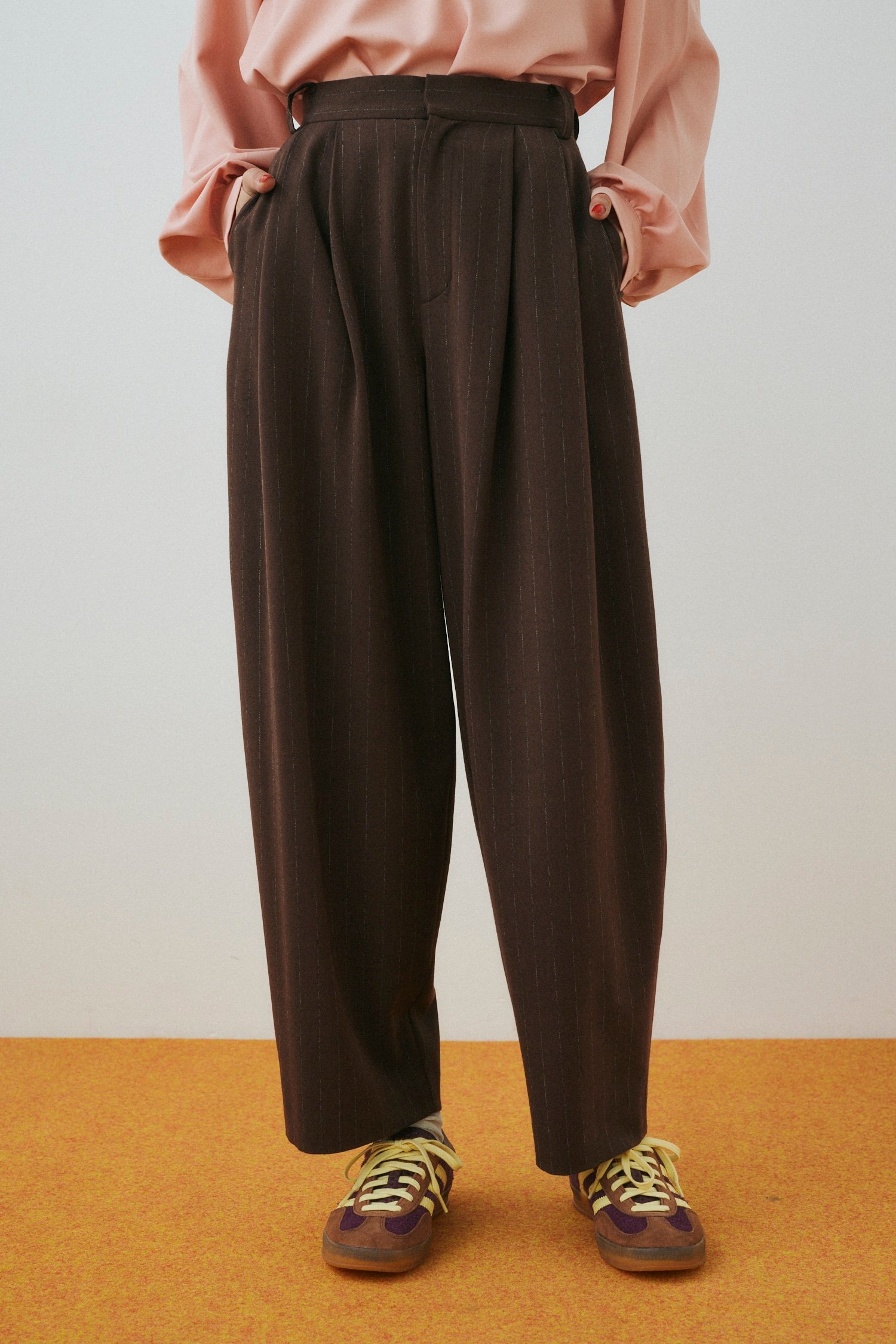 HeRIN.CYE 2 tuck loose pants ヘリンドットサイ パンツ その他のパンツ グレー ブラウン