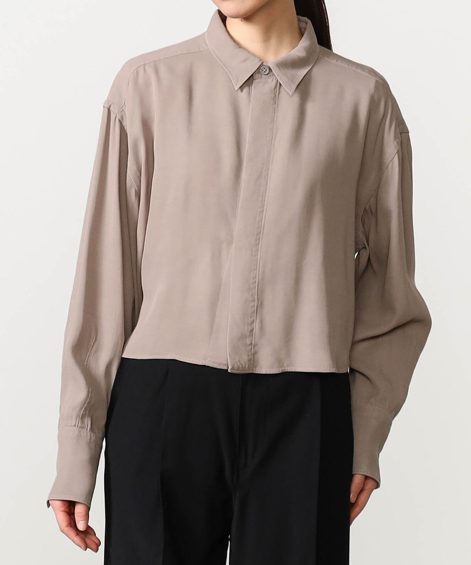 Bshop UNFIL ｜ レーヨンギャバジン クロップドシャツ WOMEN ビショップ トップス シャツ・ブラウス ブラック ベージュ