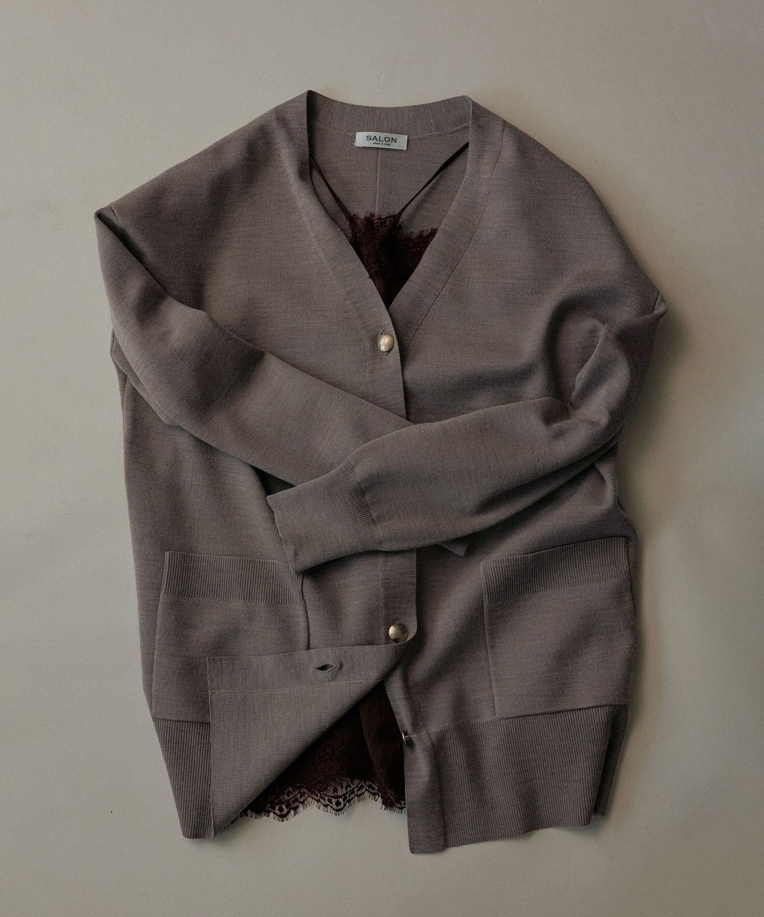 SALON adam et rope' メタルボタンウールスムースVネックカーディガン サロン アダム エ ロペ トップス カーディガン グレー レッド ベージュ【送料無料】のサムネイル