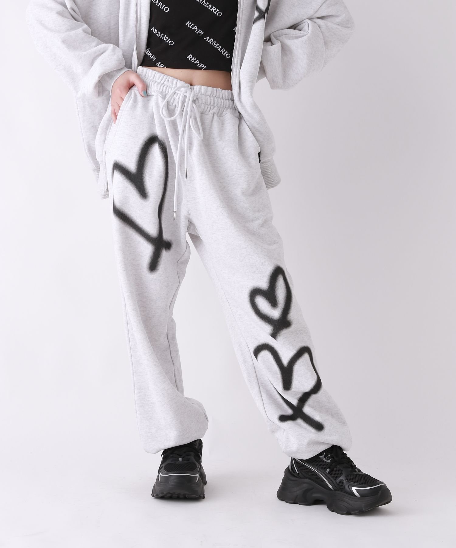 【SALE／20%OFF】repipi armario ハートスプレースウェットパンツ レピピアルマリオ パンツ ジャージ・スウェットパンツ グレー ブラック ピンク【送料無料】