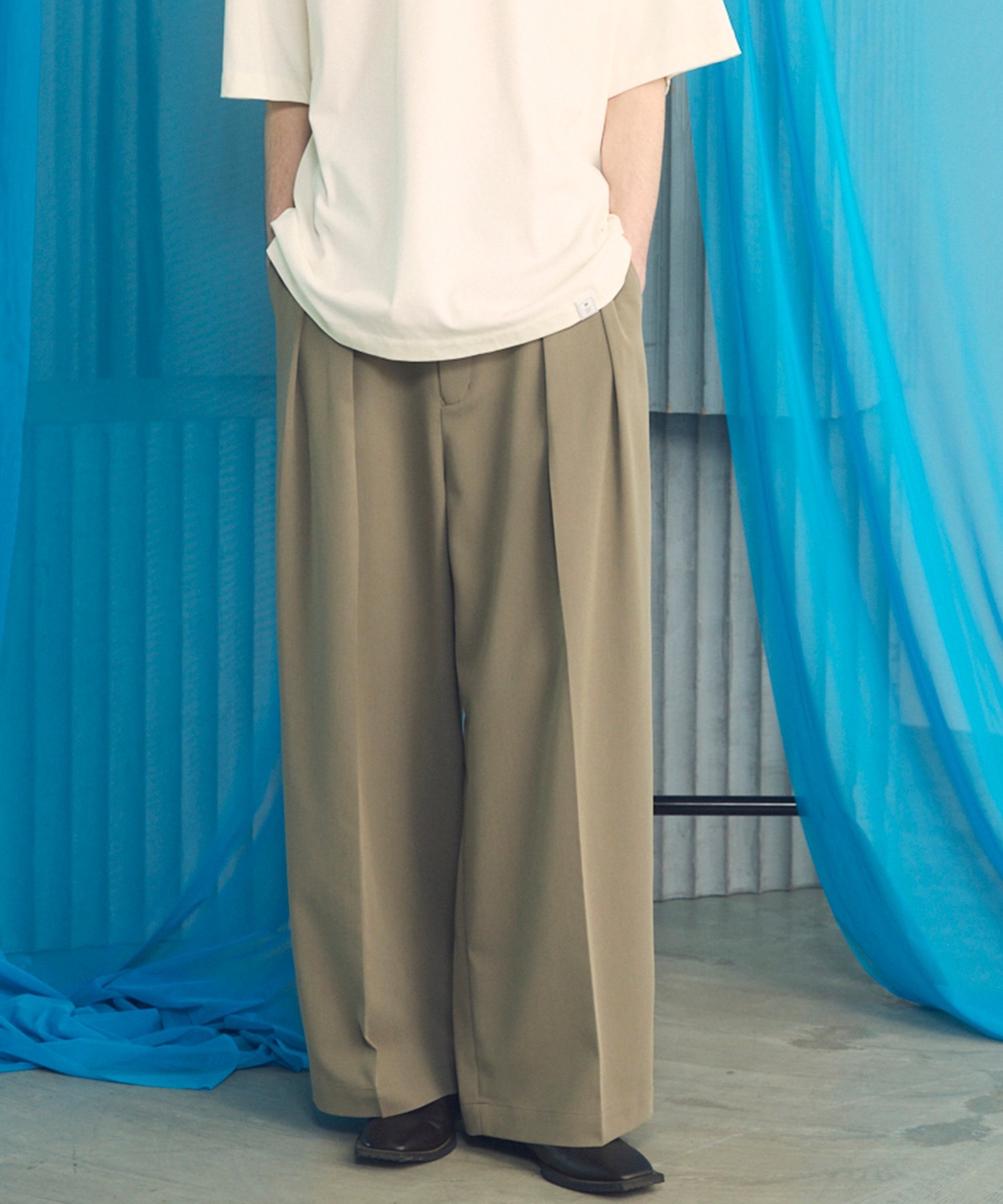 MAISON SPECIAL Crispy Cross Calze Two-tuck Prime-Wide Slacks メゾンスペシャル パンツ スラックス・ドレスパンツ グレー ブラック