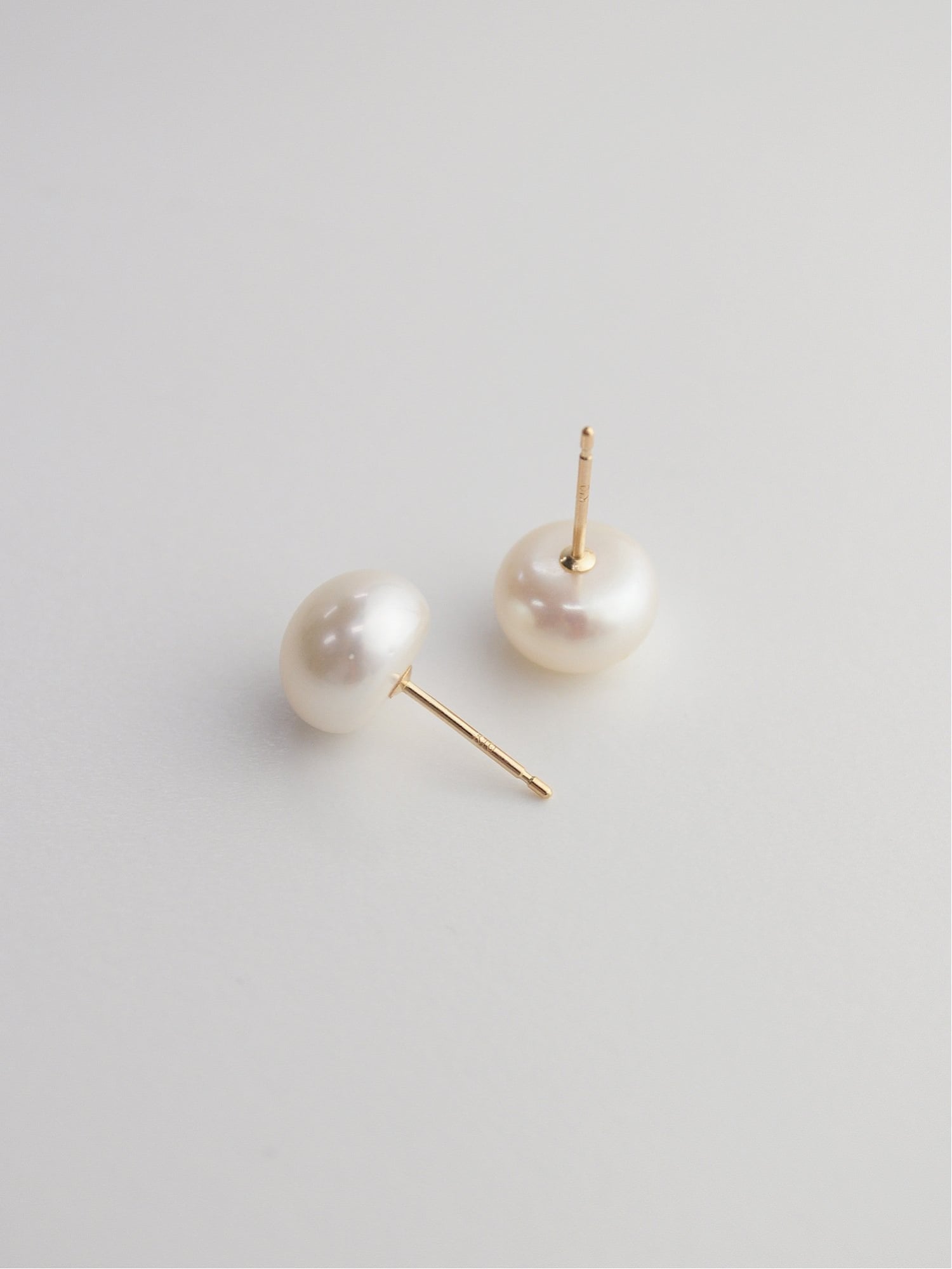 anq. 【anq.】K10・淡水ホワイト ボタンパール スタッドピアス クークロワッサン アクセサリー・腕時計 ピアス【送料無料】