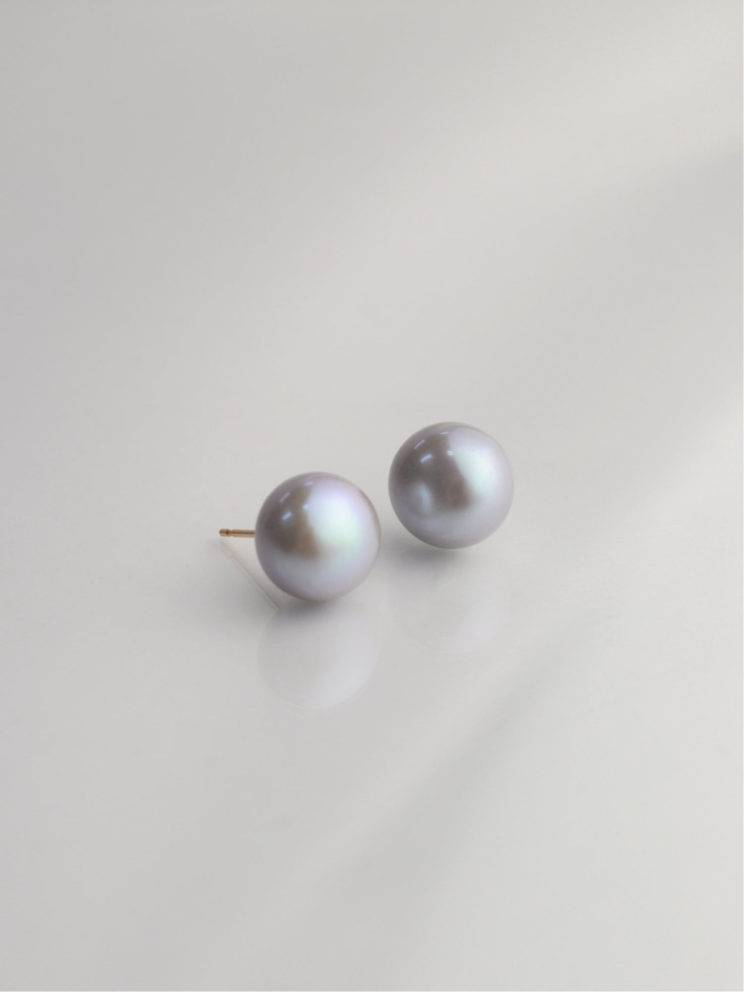 anq. 【anq.】K10・淡水グレー ボタンパール スタッドピアス クークロワッサン アクセサリー・腕時計 ピアス【送料無料】
