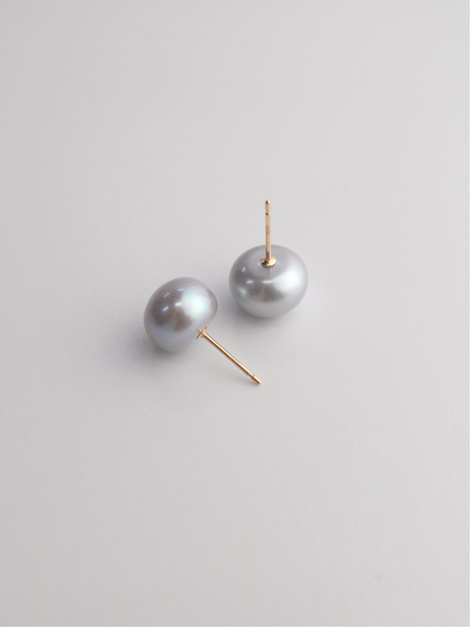 anq. 【anq.】K10・淡水グレー ボタンパール スタッドピアス クークロワッサン アクセサリー・腕時計 ピアス【送料無料】