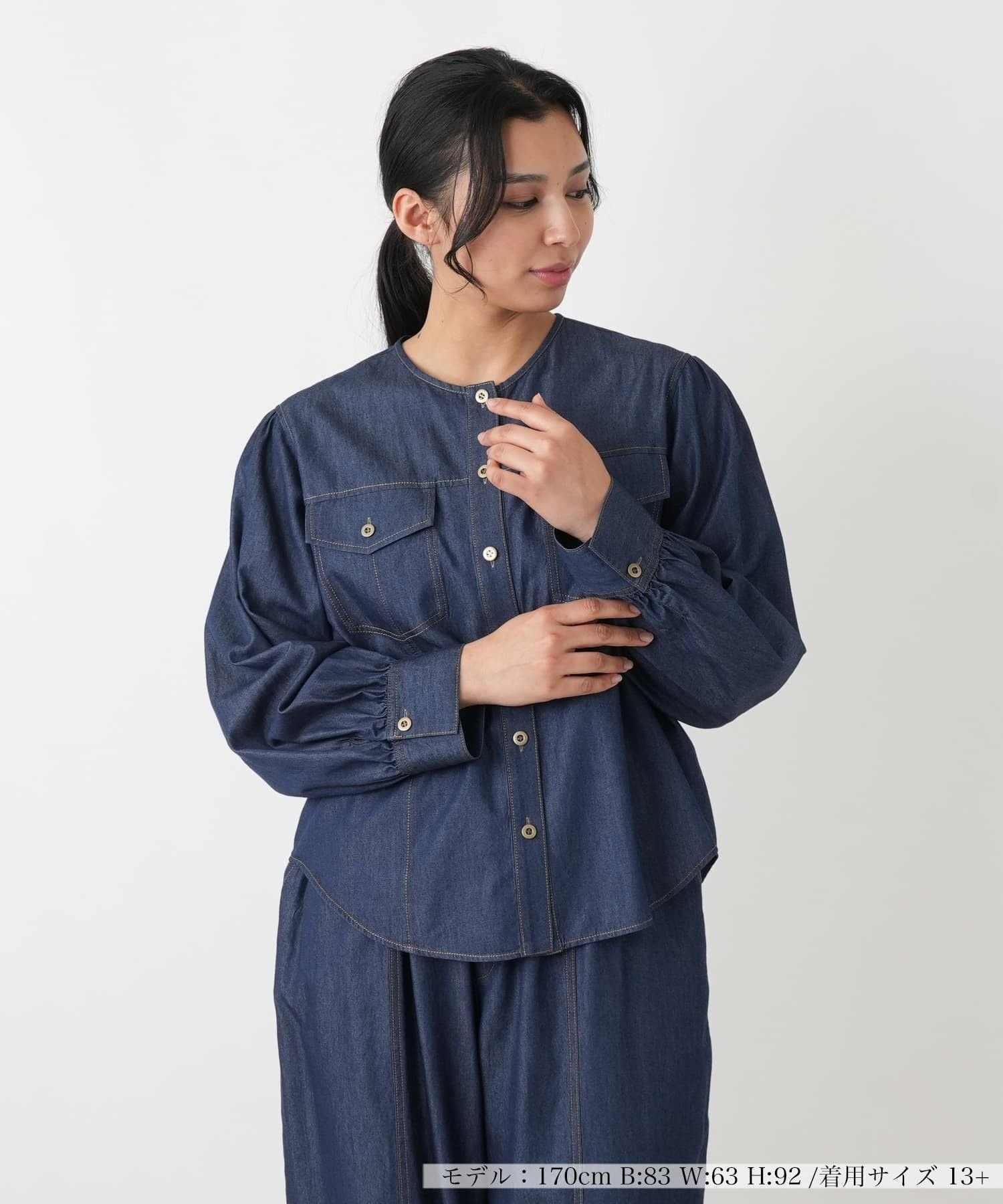 Leilian PLUS HOUSE 【店頭人気】デニム調 ボリュームスリーブブラウス【NEMIKA】 レリアン プラスハウス トップス シャツ・ブラウス ネイビー