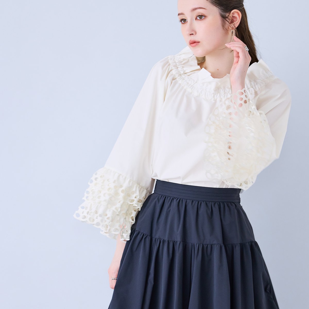 刺繍スリーブフレアブラウス ローズティアラ トップス シャツ・ブラウス レッド ホワイト ブラック