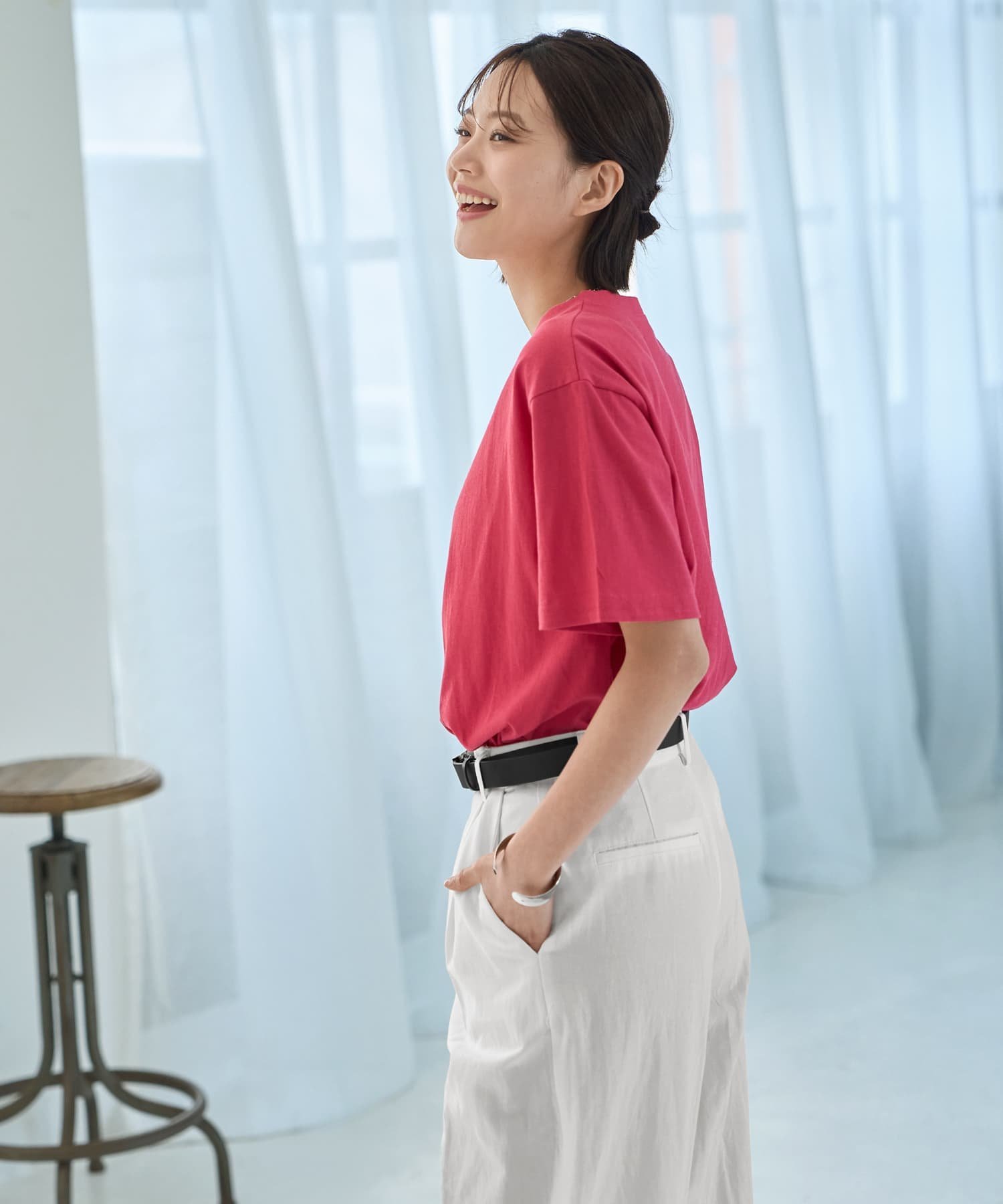 STYLE DELI ボーイズフォルムのVネックTシャツ スタイルデリ トップス カットソー・Tシャツ ホワイト レッド