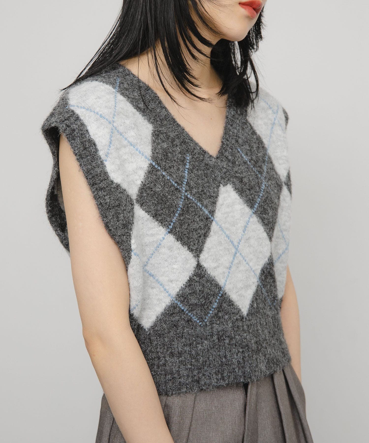 【SALE／50%OFF】KBF アーガイルニットベスト ケービーエフ トップス ベスト・ジレ ブラウン グレーのサムネイル