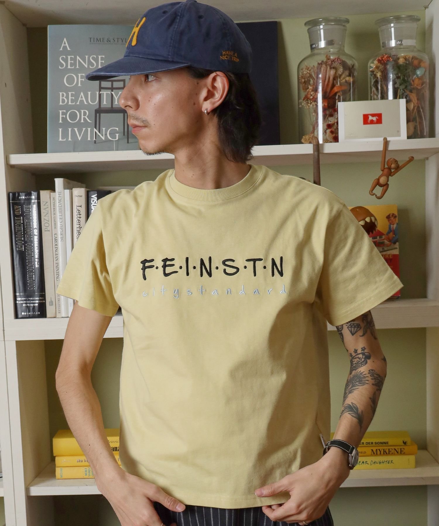 FFEIN 【FFEIN(フェイン)】手書き刺繍ロゴショート丈Tシャツ/ Tシャツ クルーネック 半袖 刺繍 【短丈】 ナバル トップス カットソー・Tシャツ ホワイト ネイビー