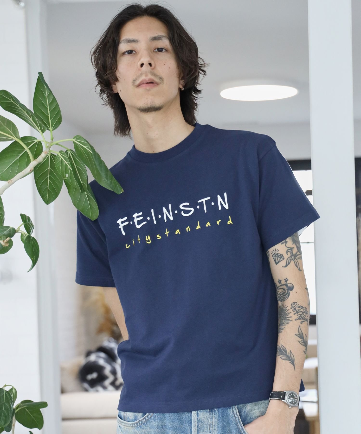 FFEIN 【FFEIN(フェイン)】手書き刺繍ロゴショート丈Tシャツ/ Tシャツ クルーネック 半袖 刺繍 【短丈】 ナバル トップス カットソー・Tシャツ ホワイト ネイビー