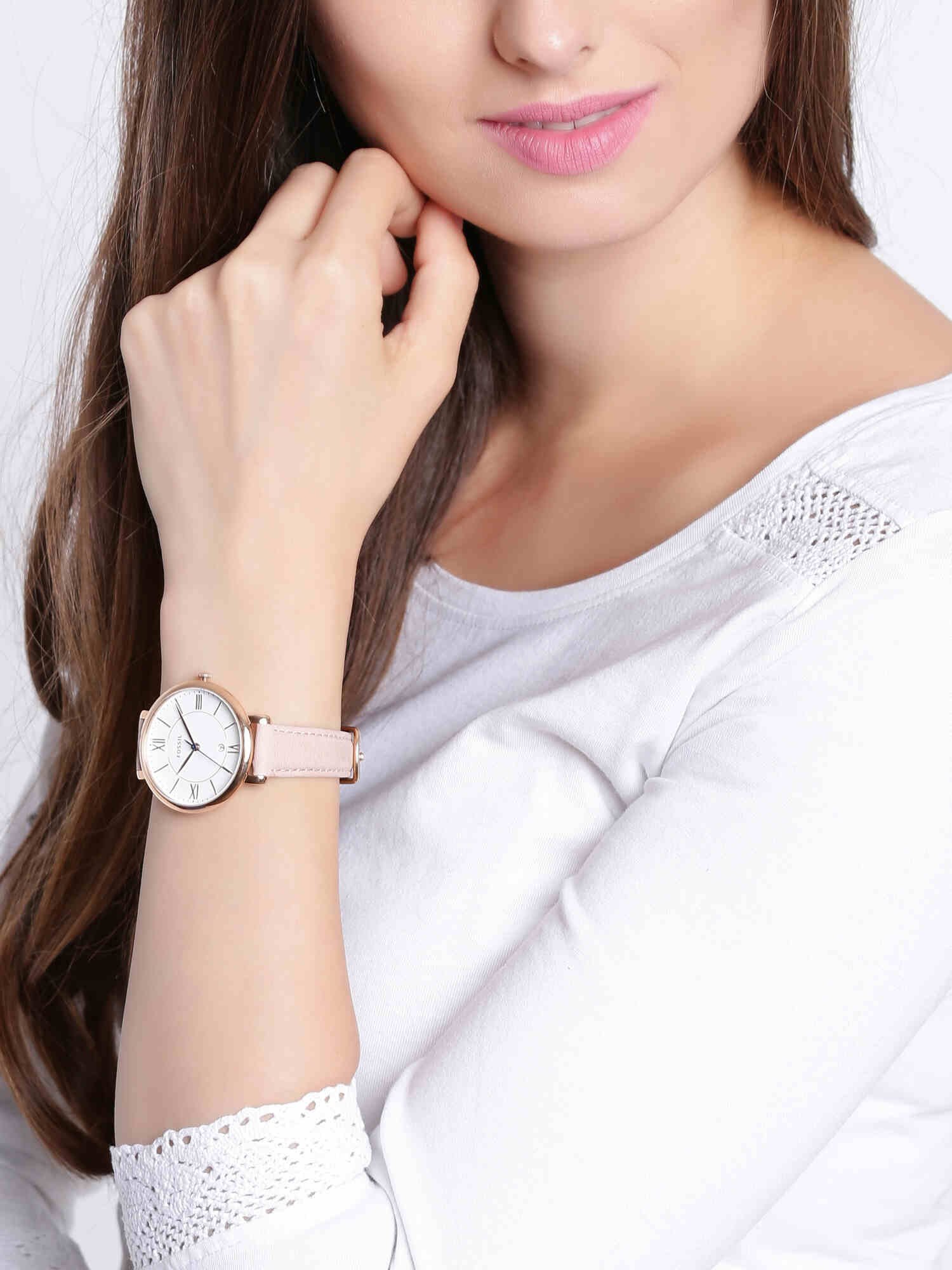 FOSSIL（フォッシル）フォッシル 腕時計 レディース アナログ レザー ES3988魅力あふれる女性のためにデザインされたJACQUELINEは、装いのポイントとなるウォッチです。ブラッシュのレザーストラップとアイコニックなスチールケースを組み合わせた、アクティブな女性の定番です。コレクション名：Jacquelineケースサイズ：36MMラグ幅：14MM防水：3気圧ムーブメント：クォーツ表示：アナログ輸入:正規品保証：2年間【FOSSILについて】FOSSIL（フォッシル）は、創造性と独創性にインスパイアされた世界有数のライフスタイルアクセサリーブランドです。時代を超えて愛されるレザーグッズ、ジュエリー、ウォッチを創造しています。すべての活動において、私たちはMakeTimeForGood（善き時を創る）ことに努め、人々や地域社会にポジティブな変化をもたらすよう取り組んでいます。・時計はFOSSILならではのデザインが魅力的なティン缶に入れてお届けします。・ティン缶のデザインは届いてからのお楽しみとなっております。・ティン缶の外装のデザインは画像と異なる場合がございます。お買い上げ時に時計にセットされている電池は、動作確認用のモニター電池です。出荷前の保管期間中にも電池は消耗しており、ご購入時点で電池が切れている場合がございます。なお、電池切れは保証の対象外となりますので、あらかじめご了承ください。※パッケージは実際の画像と異なる場合がございます。※外箱には、輸送時にキズや凹みが生じる場合がございます。あらかじめご了承ください。※ご利用のモニター環境や照明の影響により、実際の商品と色味が異なって見える場合がございます。※納品書は保証書の代わりとなりますので、大切に保管していただきますようお願いいたします。※商品タグに記載している価格につきまして、旧価格のものが混在している場合がございます。それにより、商品に表示されている価格と異なるタグが付いている場合がございますが、正しい販売価格はご注文時に画面に表示された価格となります。ご了承下さいますよう、お願い申し上げます。型番：ES3988-0-0 JW1789【採寸】サイズ：Free, ケース横：36 MM , ケース厚：8 MM, バンド幅 : 14 MMアジャスト : 190+/- 5MM商品のサイズについて【商品詳細】素材：風防素材：ミネラルケース素材：ステンレススチールバンド素材：レザーサイズ：FREE※画面上と実物では多少色具合が異なって見える場合もございます。ご了承ください。商品のカラーについて 【予約商品について】 ※「先行予約販売中」「予約販売中」をご注文の際は予約商品についてをご確認ください。■重要なお知らせ※ 当店では、ギフト配送サービス及びラッピングサービスを行っておりません。ラッピング・ギフト配送について同時に複数の商品を注文された場合メーカー希望小売価格についてご利用ガイドFOSSIL（フォッシル）フォッシル 腕時計 レディース アナログ レザー ES3988魅力あふれる女性のためにデザインされたJACQUELINEは、装いのポイントとなるウォッチです。ブラッシュのレザーストラップとアイコニックなスチールケースを組み合わせた、アクティブな女性の定番です。コレクション名：Jacquelineケースサイズ：36MMラグ幅：14MM防水：3気圧ムーブメント：クォーツ表示：アナログ輸入:正規品保証：2年間【FOSSILについて】FOSSIL（フォッシル）は、創造性と独創性にインスパイアされた世界有数のライフスタイルアクセサリーブランドです。時代を超えて愛されるレザーグッズ、ジュエリー、ウォッチを創造しています。すべての活動において、私たちはMakeTimeForGood（善き時を創る）ことに努め、人々や地域社会にポジティブな変化をもたらすよう取り組んでいます。・時計はFOSSILならではのデザインが魅力的なティン缶に入れてお届けします。・ティン缶のデザインは届いてからのお楽しみとなっております。・ティン缶の外装のデザインは画像と異なる場合がございます。お買い上げ時に時計にセットされている電池は、動作確認用のモニター電池です。出荷前の保管期間中にも電池は消耗しており、ご購入時点で電池が切れている場合がございます。なお、電池切れは保証の対象外となりますので、あらかじめご了承ください。※パッケージは実際の画像と異なる場合がございます。※外箱には、輸送時にキズや凹みが生じる場合がございます。あらかじめご了承ください。※ご利用のモニター環境や照明の影響により、実際の商品と色味が異なって見える場合がございます。※納品書は保証書の代わりとなりますので、大切に保管していただきますようお願いいたします。※商品タグに記載している価格につきまして、旧価格のものが混在している場合がございます。それにより、商品に表示されている価格と異なるタグが付いている場合がございますが、正しい販売価格はご注文時に画面に表示された価格となります。ご了承下さいますよう、お願い申し上げます。型番：ES3988-0-0 JW1789【採寸】サイズ：Free, ケース横：36 MM , ケース厚：8 MM, バンド幅 : 14 MMアジャスト : 190+/- 5MM商品のサイズについて【商品詳細】素材：風防素材：ミネラルケース素材：ステンレススチールバンド素材：レザーサイズ：FREE※画面上と実物では多少色具合が異なって見える場合もございます。ご了承ください。商品のカラーについて