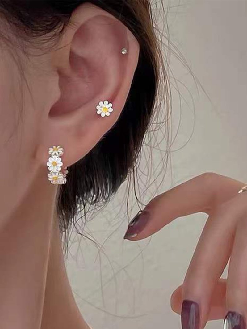 Coo+i/(W)ホワイトデイジーフープピアス スレンダー アクセサリー・腕時計 ピアス シルバー